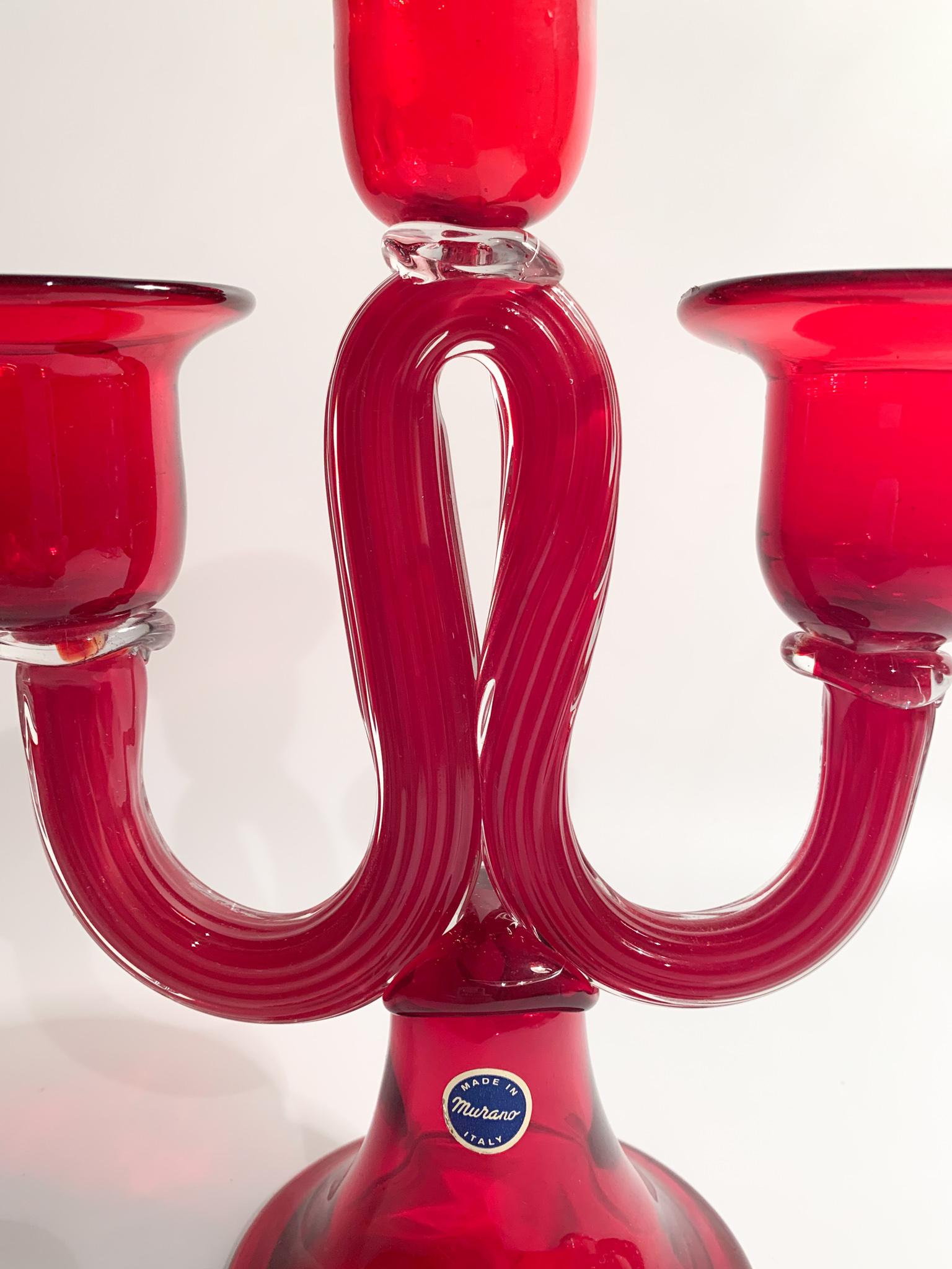 Three-armed candelabra in hand-blown red Murano glass, made in the 1950s

Ø 19 cm Ø 10 cm h 24 cm
