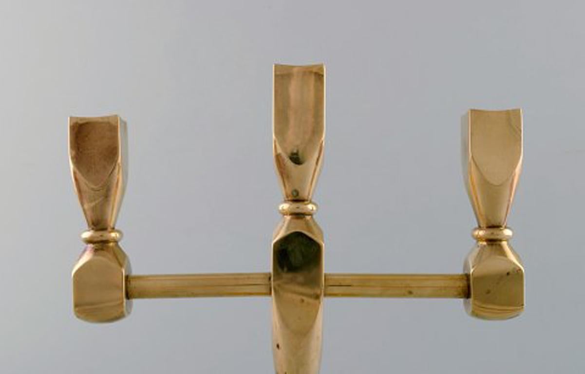 Three-armed candlestick in brass.
Scandinavian design.
Measures: 23.5 cm. x 21.5 cm.
In perfect condition.
Stamped.