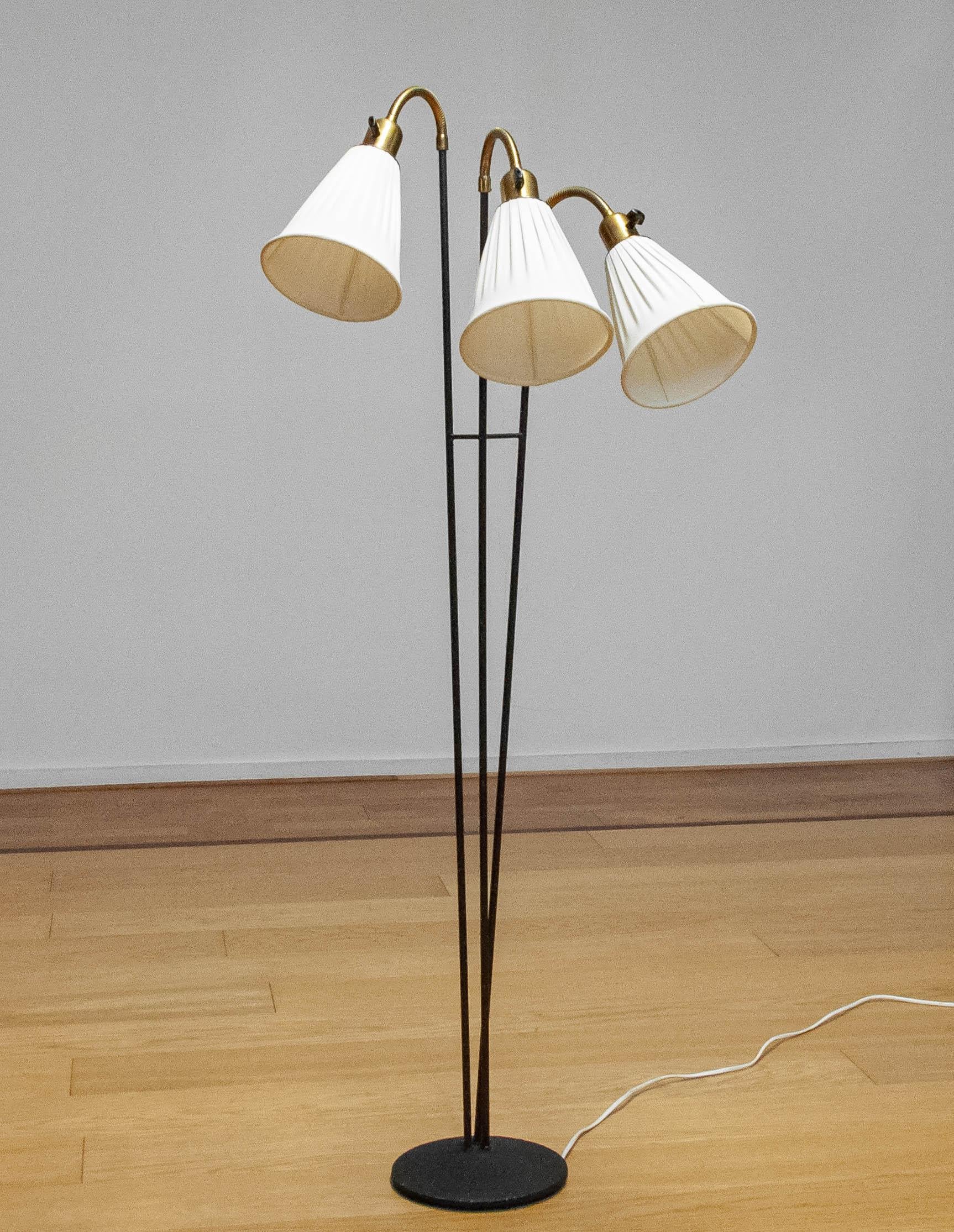 Lampadaire suédois vintage à trois bras en métal noir et laiton Suède années 1950 4