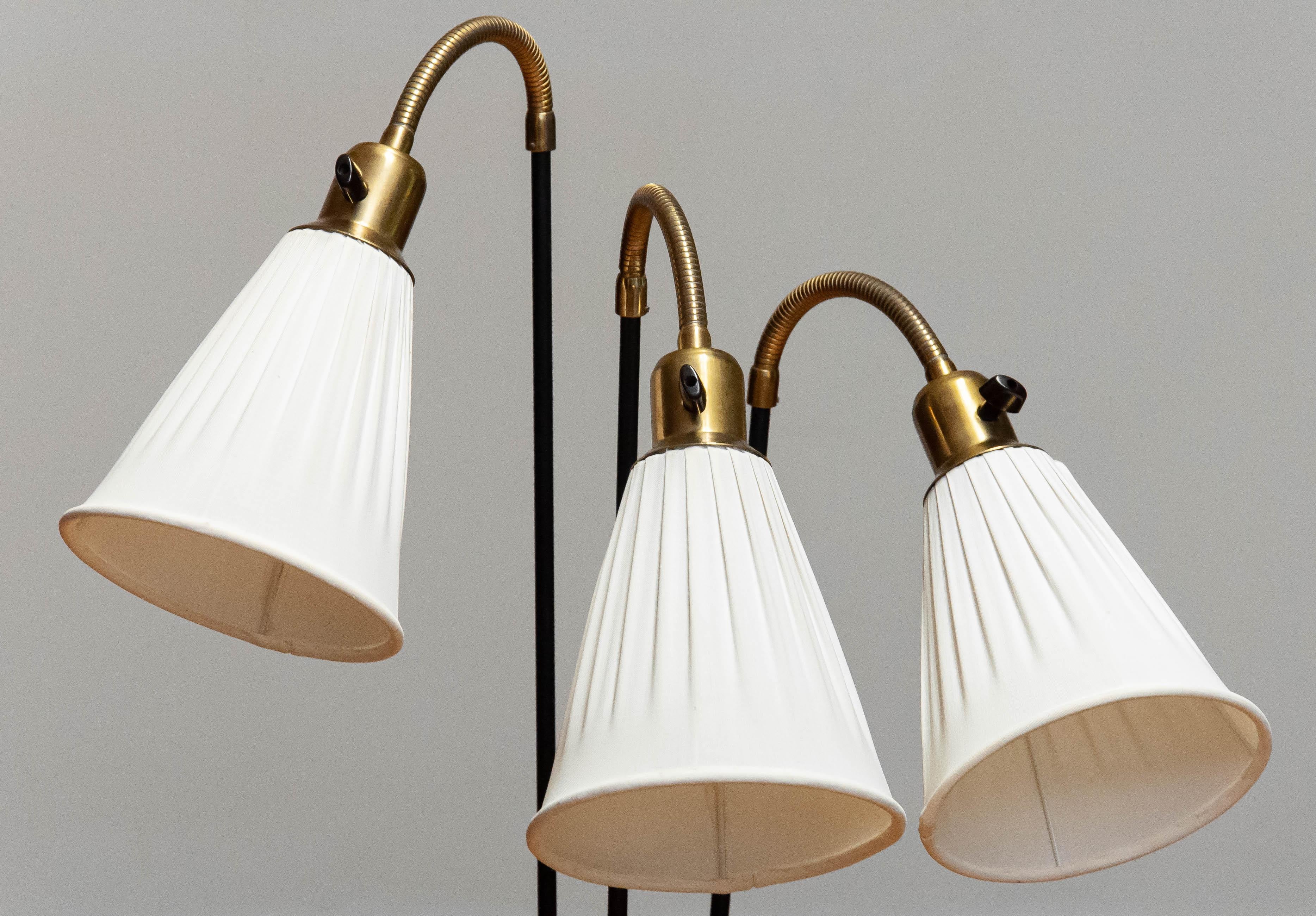 Lampadaire suédois vintage à trois bras en métal noir et laiton Suède années 1950 5