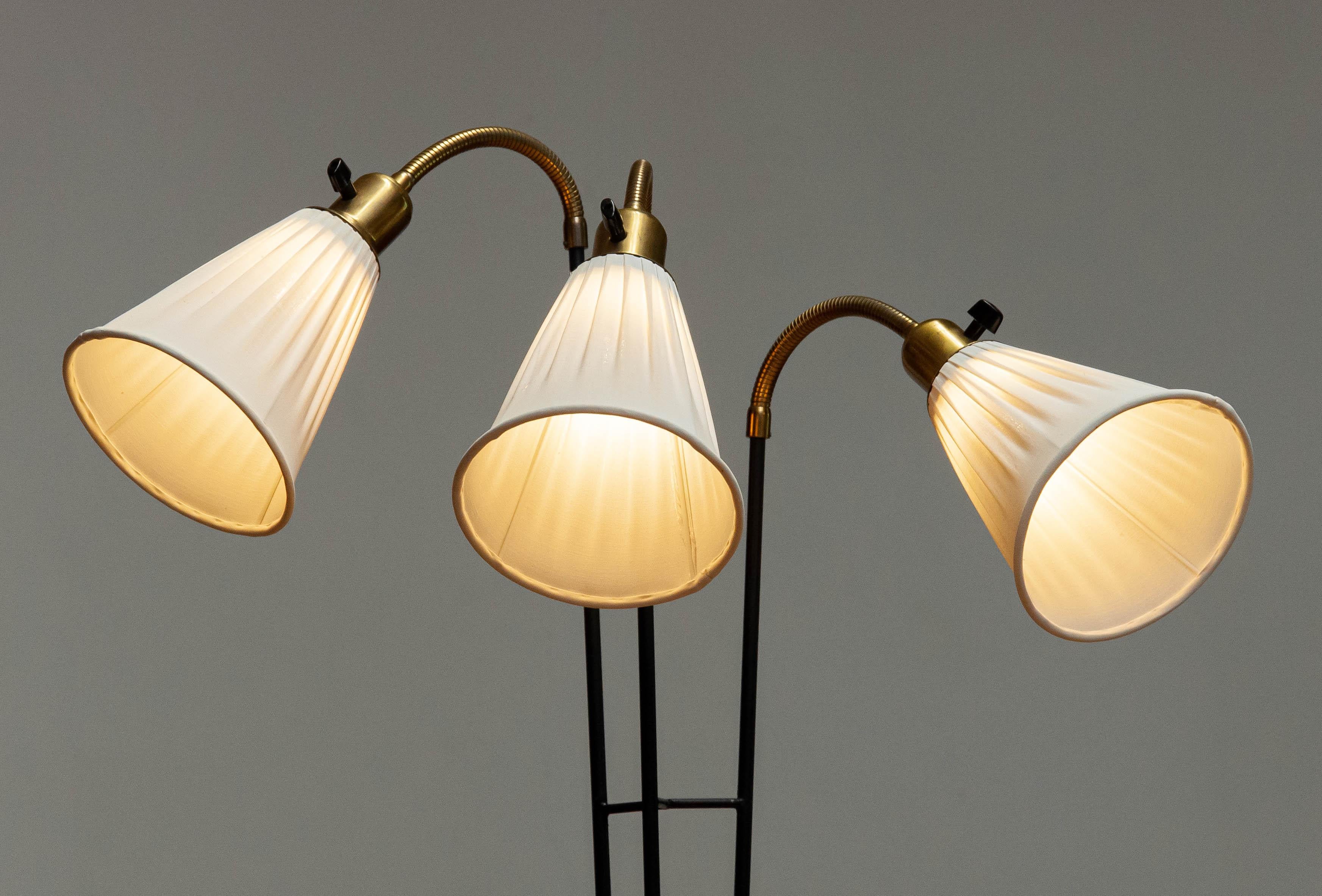 Mid-Century Modern Lampadaire suédois vintage à trois bras en métal noir et laiton Suède années 1950