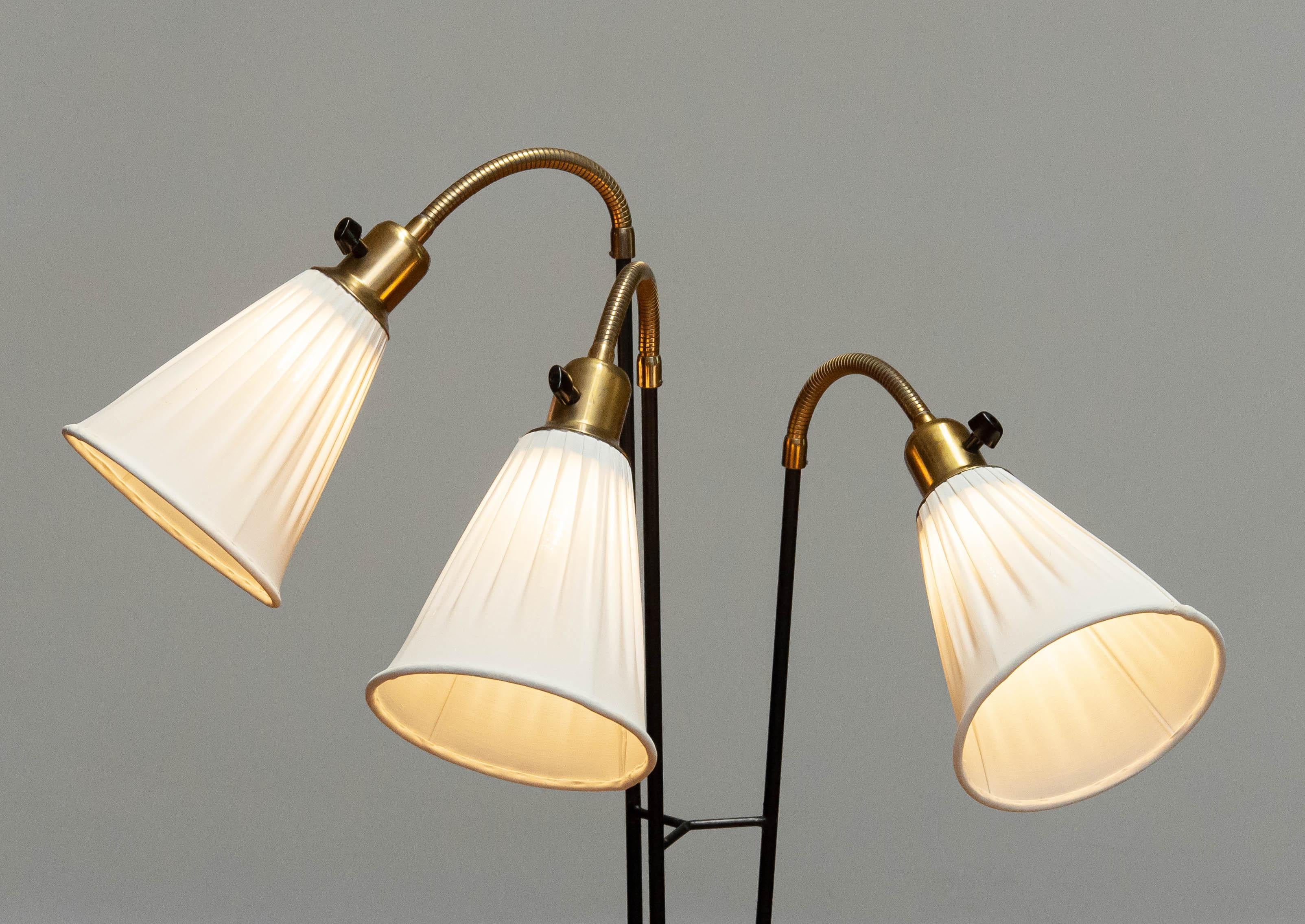 Suédois Lampadaire suédois vintage à trois bras en métal noir et laiton Suède années 1950