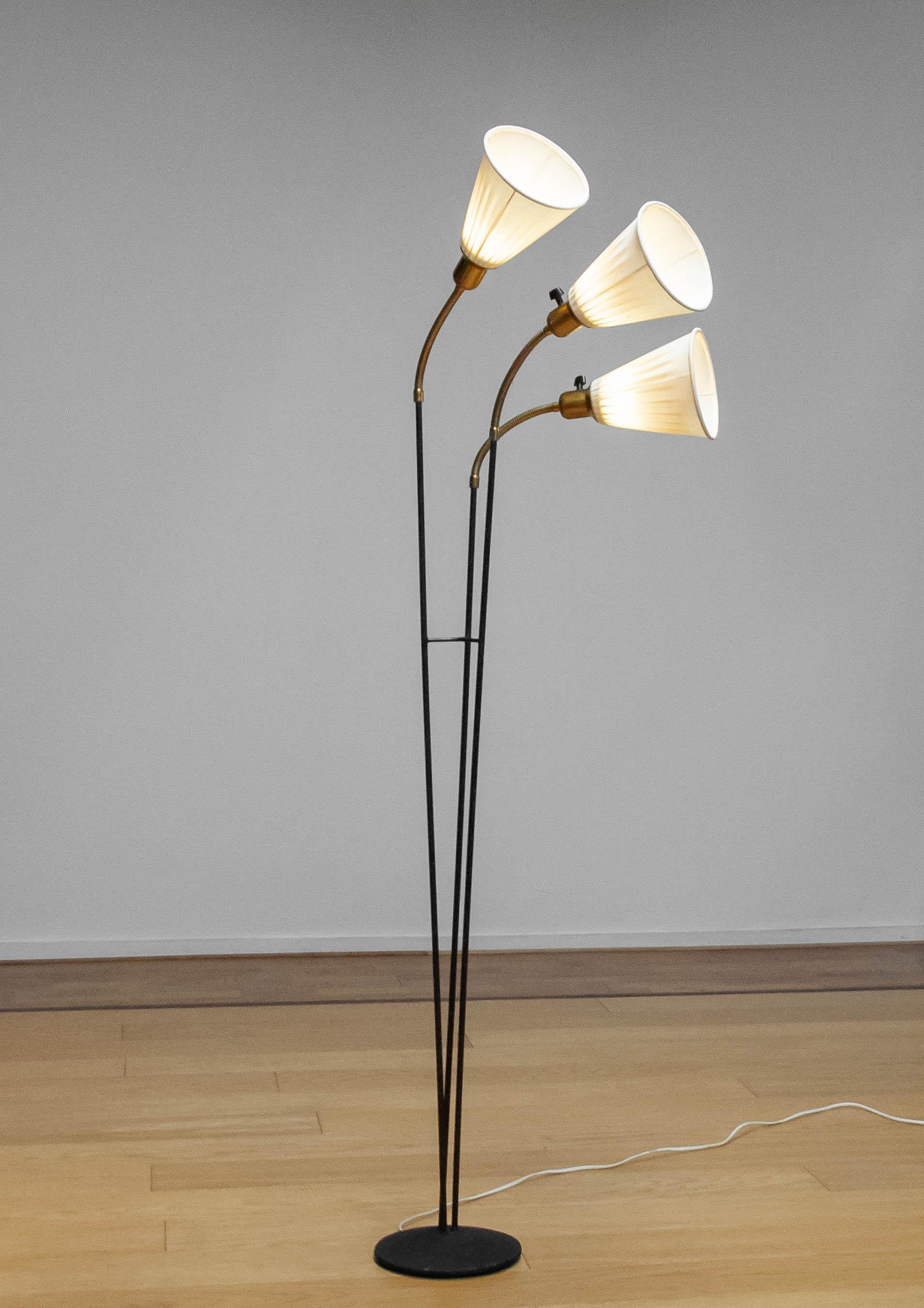 Lampadaire suédois vintage à trois bras en métal noir et laiton Suède années 1950 Bon état à Silvolde, Gelderland