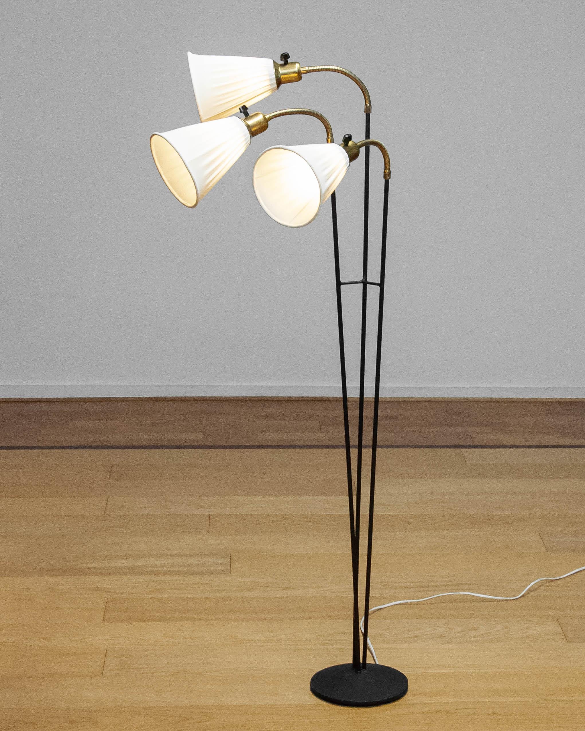 20ième siècle Lampadaire suédois vintage à trois bras en métal noir et laiton Suède années 1950