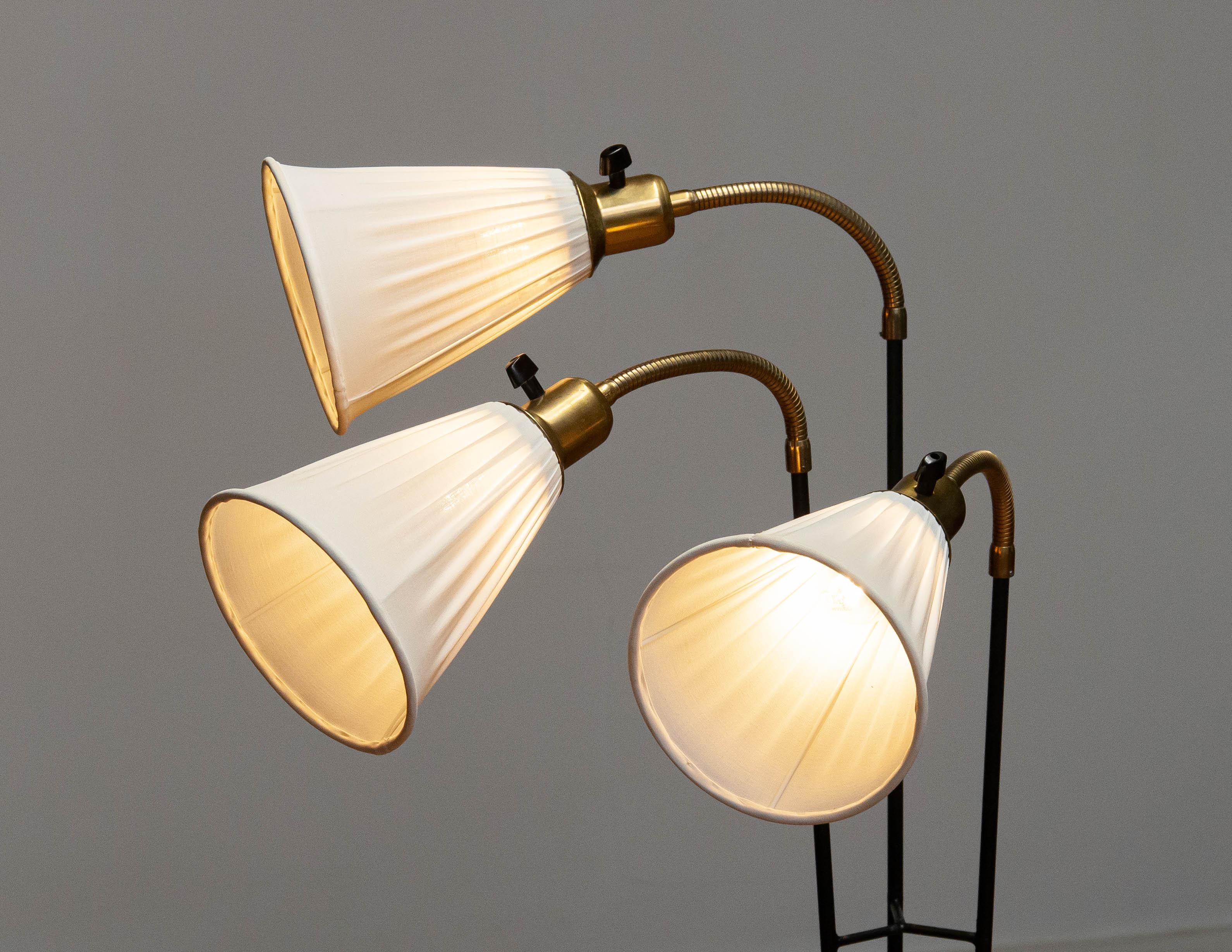 Métal Lampadaire suédois vintage à trois bras en métal noir et laiton Suède années 1950