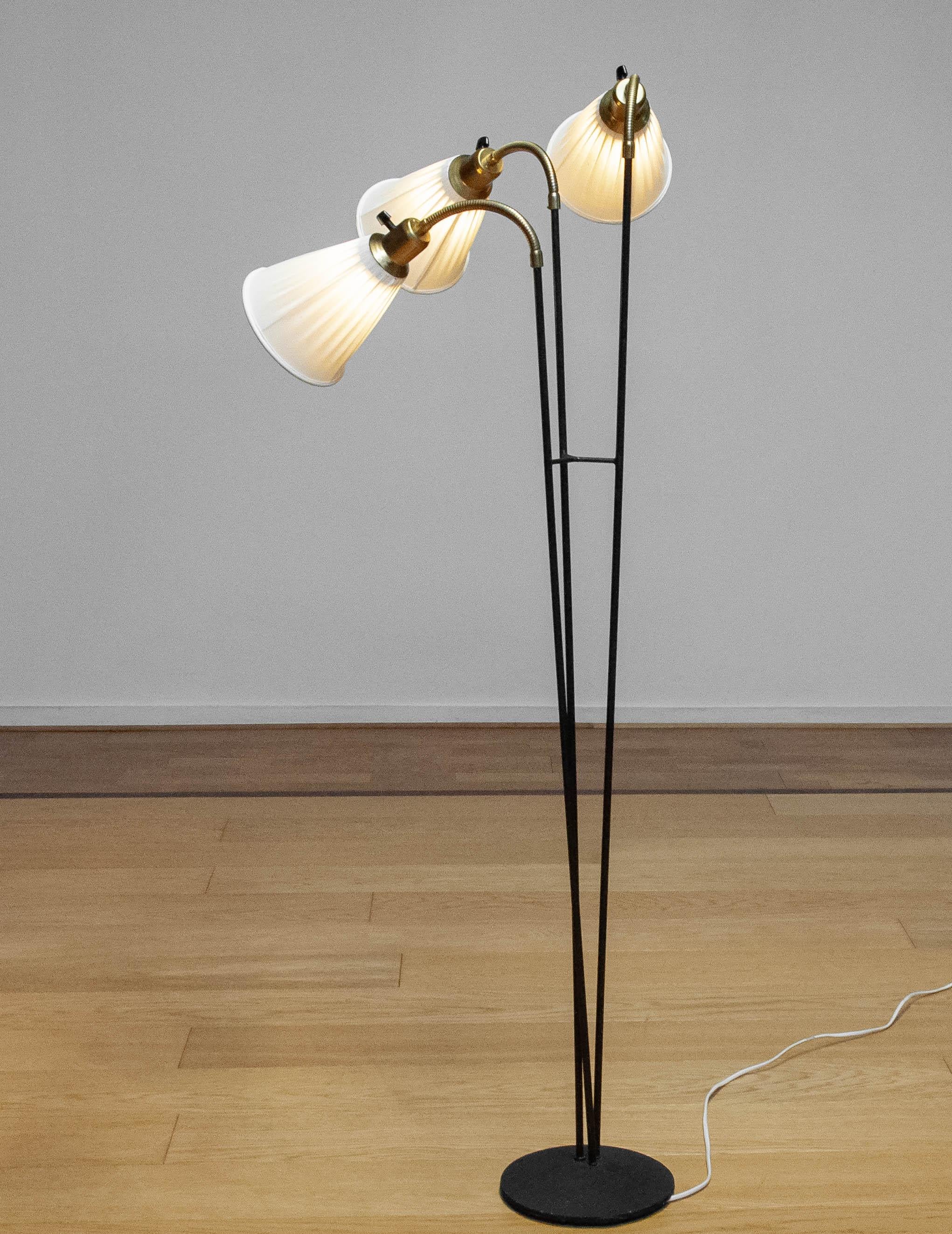 Lampadaire suédois vintage à trois bras en métal noir et laiton Suède années 1950 1