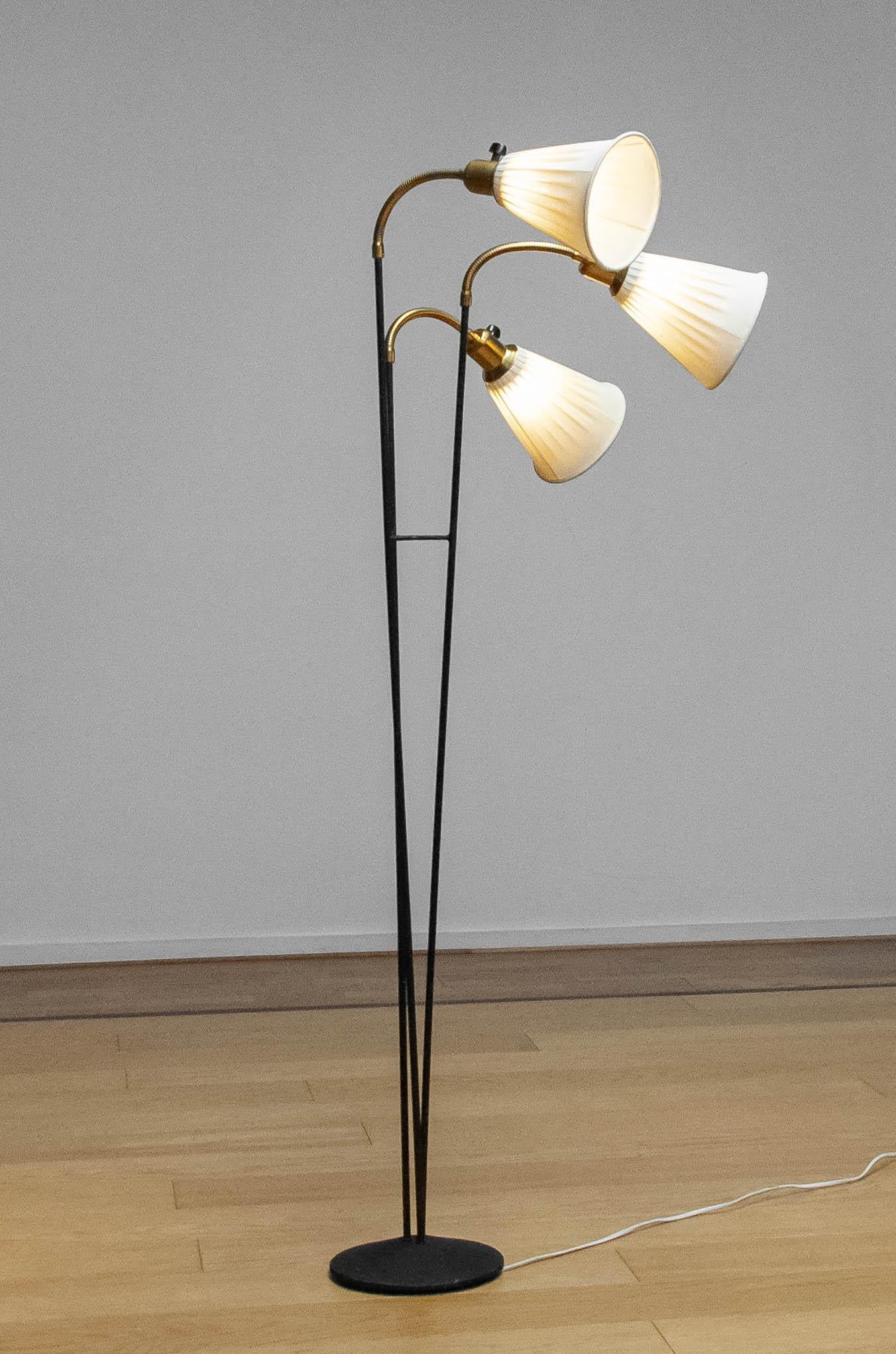 Lampadaire suédois vintage à trois bras en métal noir et laiton Suède années 1950 2