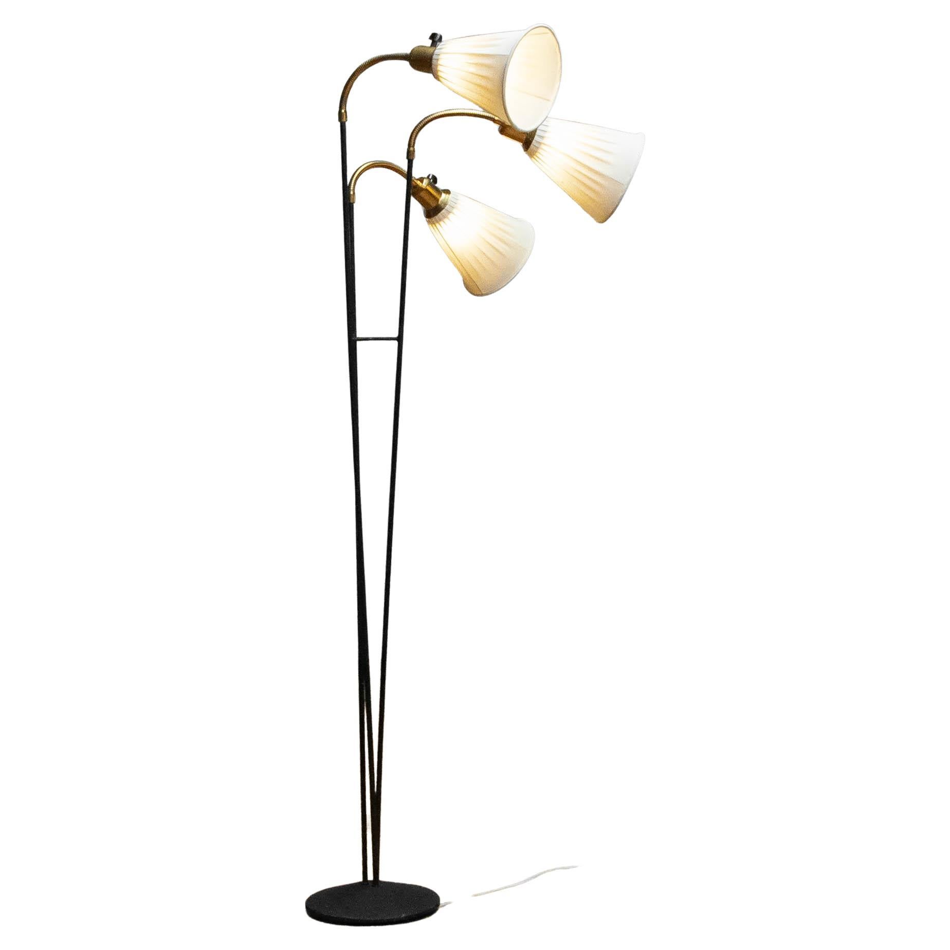 Superbe et complet lampadaire original à trois bras fabriqué en Suède dans les années 1950.
La lampe est en métal laqué noir avec des bras flexibles en laiton. Chaque bras peut être activé ou désactivé séparément.
Allover en bon état et