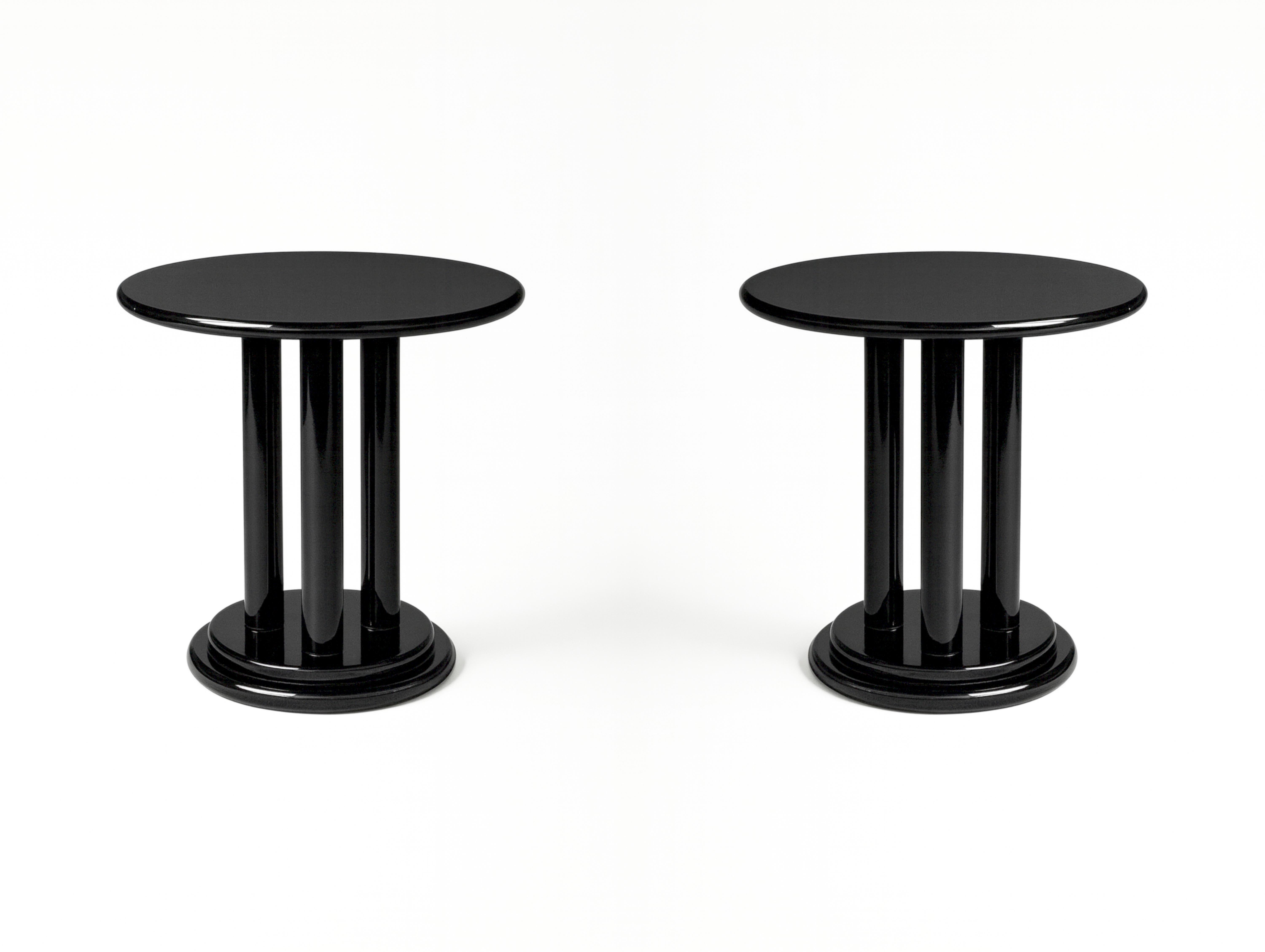 Ajoutez un ensemble polyvalent de trois tables rondes, idéal pour des utilisations multiples et des solutions d'aménagement de l'espace. Doté de trois pieds en bois arrondis et d'une base circulaire, ce meuble allie fonctionnalité et esthétique