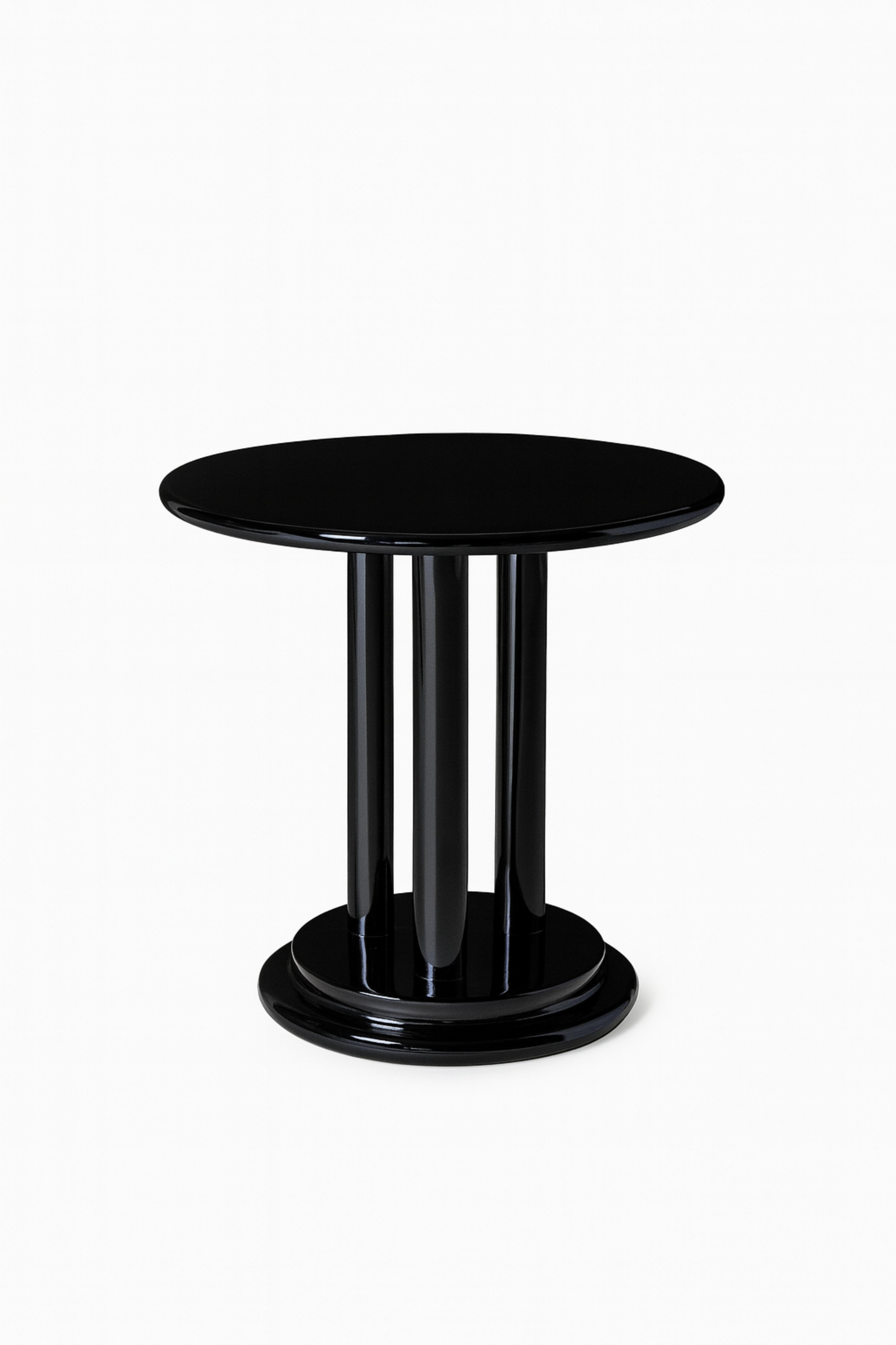 20ième siècle Trois guéridons Art déco en laque noire et châtaignier, 20e siècle en vente