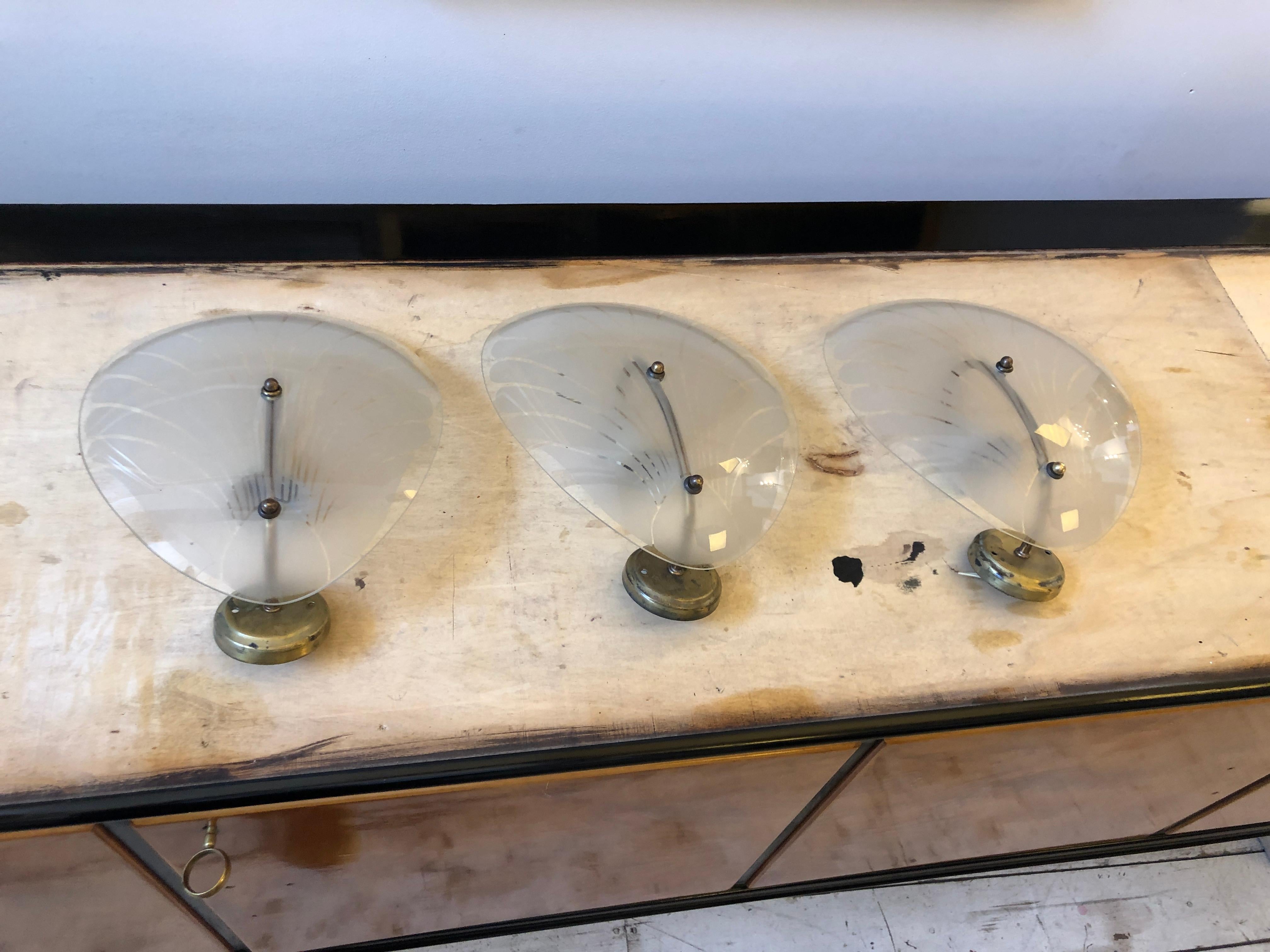 1940s Art Deco Brass and Shell Shaped Glass Italian Wall Sconces For Sale 13