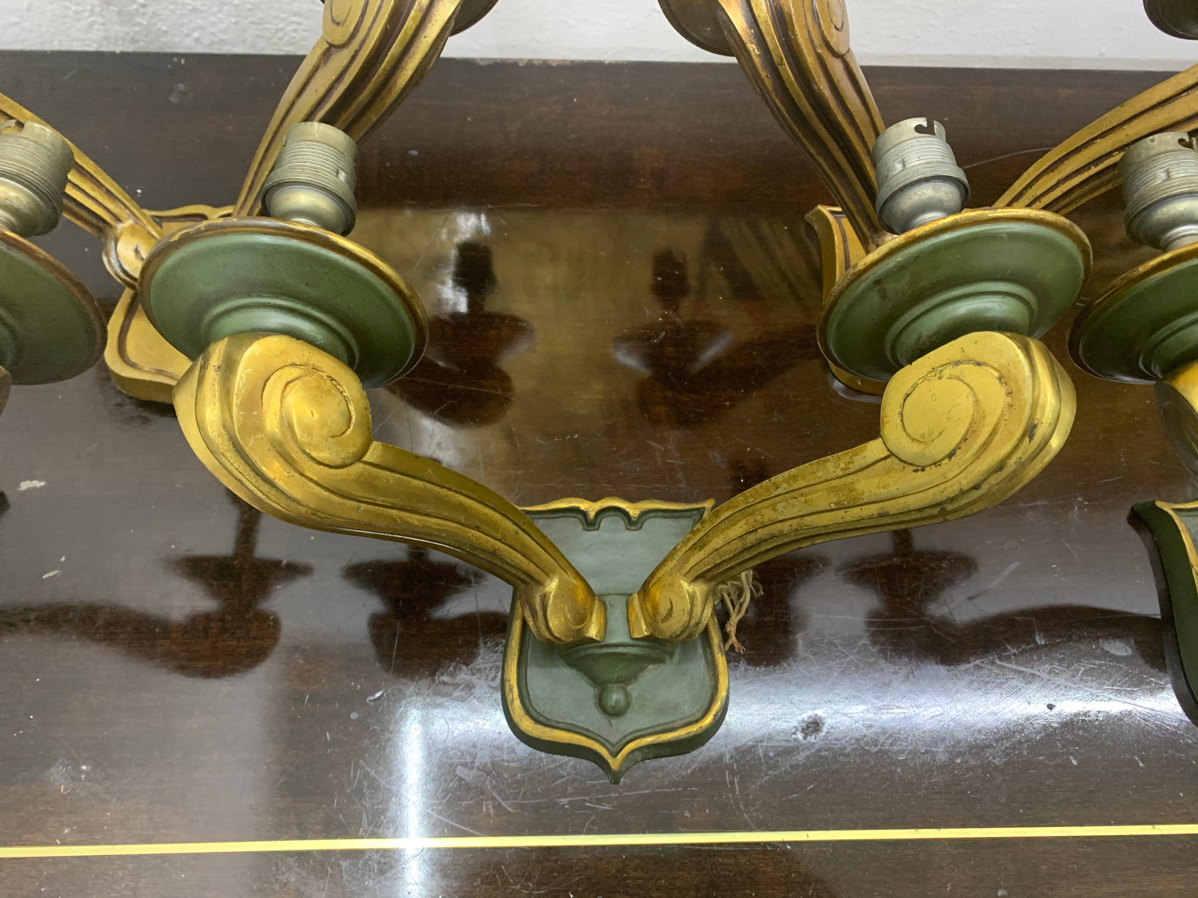 Bellissime e originali applique Art Deco in bronzo e lacca verde, tutte timbrate sul retro J. L. (Jules Leleu) 151 (numero del modello).
Possono essere lucidati se il cliente lo desidera e saranno ricablati prima della spedizione.
I paralumi della