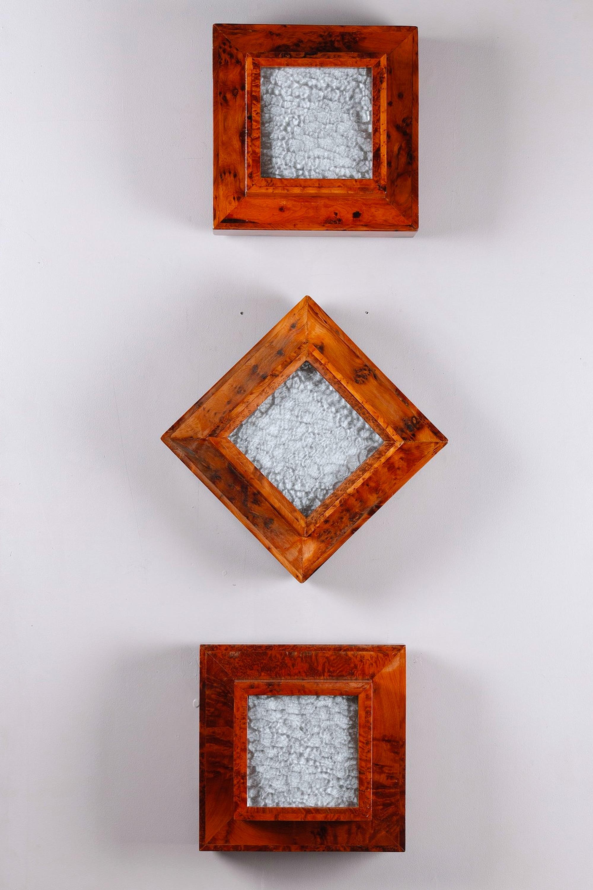 Tres lámparas Art Déco de techo o pared en chapa de olmo rebabas Art Decó en venta
