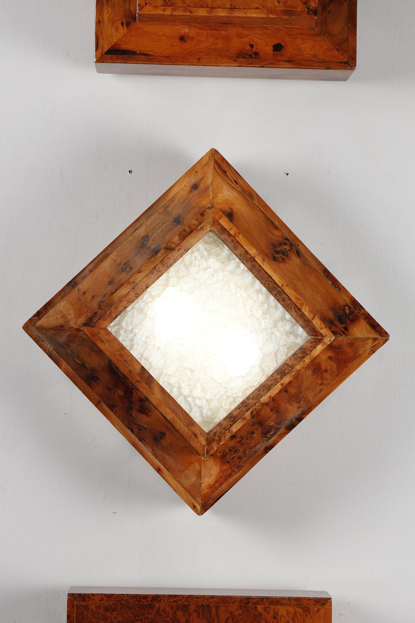 Tres lámparas Art Déco de techo o pared en chapa de olmo rebabas mediados del siglo XX en venta