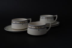 Drei Tassen und Untertassen im Art-Déco-Stil von der „De Arnhemsche Fayencefabriek“, 1920er Jahre