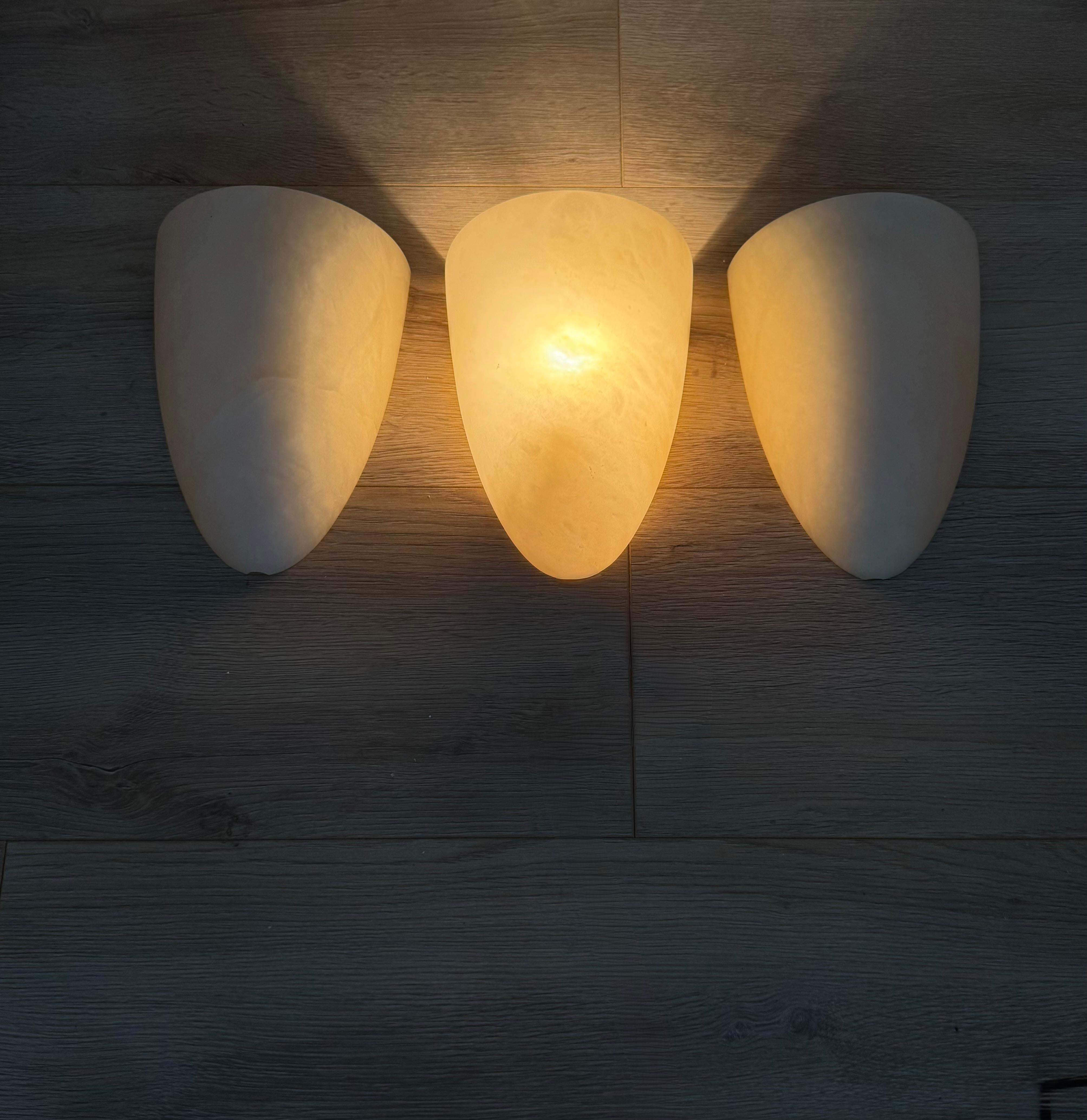 Trois appliques murales en albâtre de style Art Déco en forme de cocon d'époque moderne du milieu du siècle dernier en vente 7