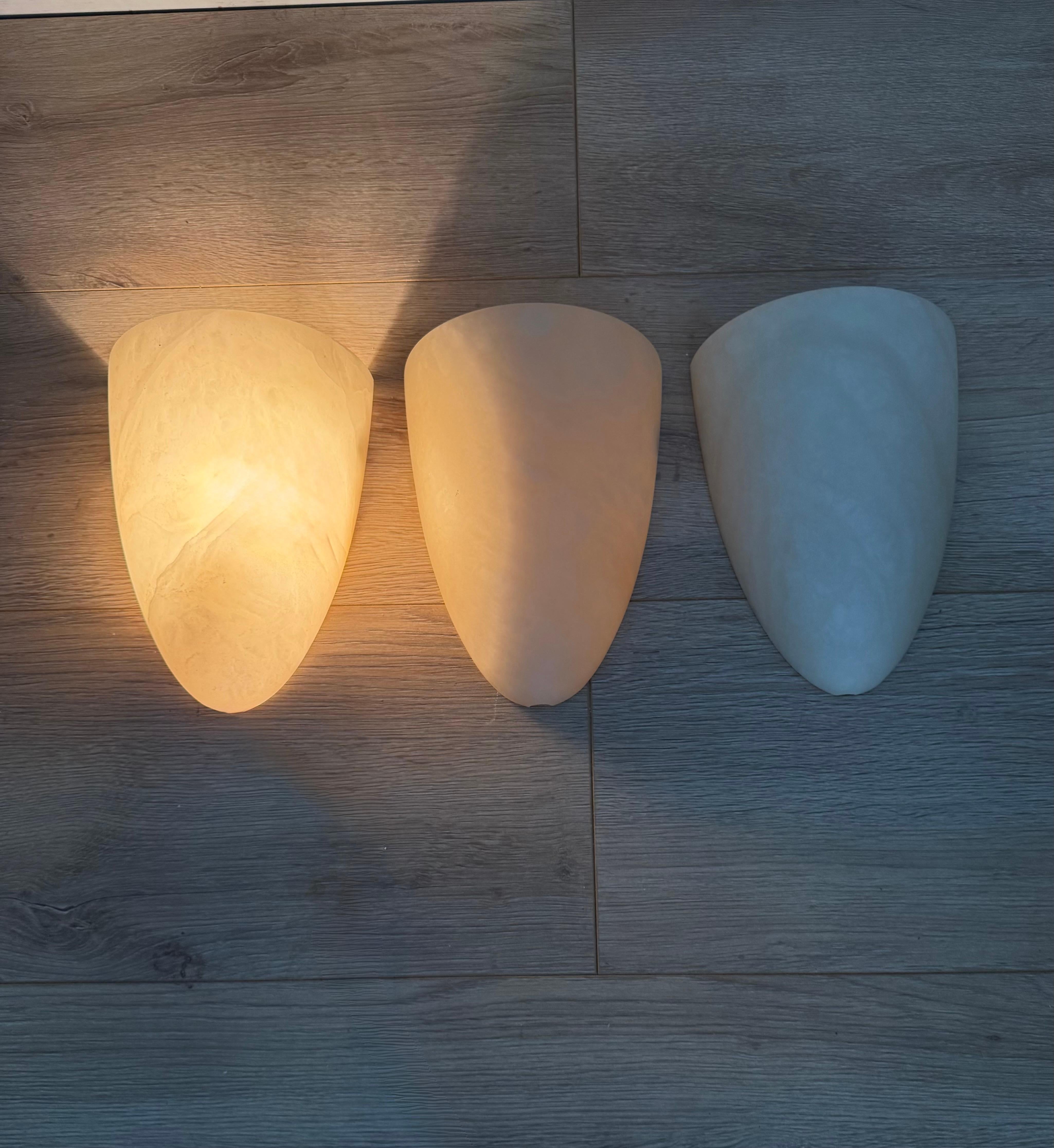 Trois appliques murales en albâtre de style Art Déco en forme de cocon d'époque moderne du milieu du siècle dernier en vente 9