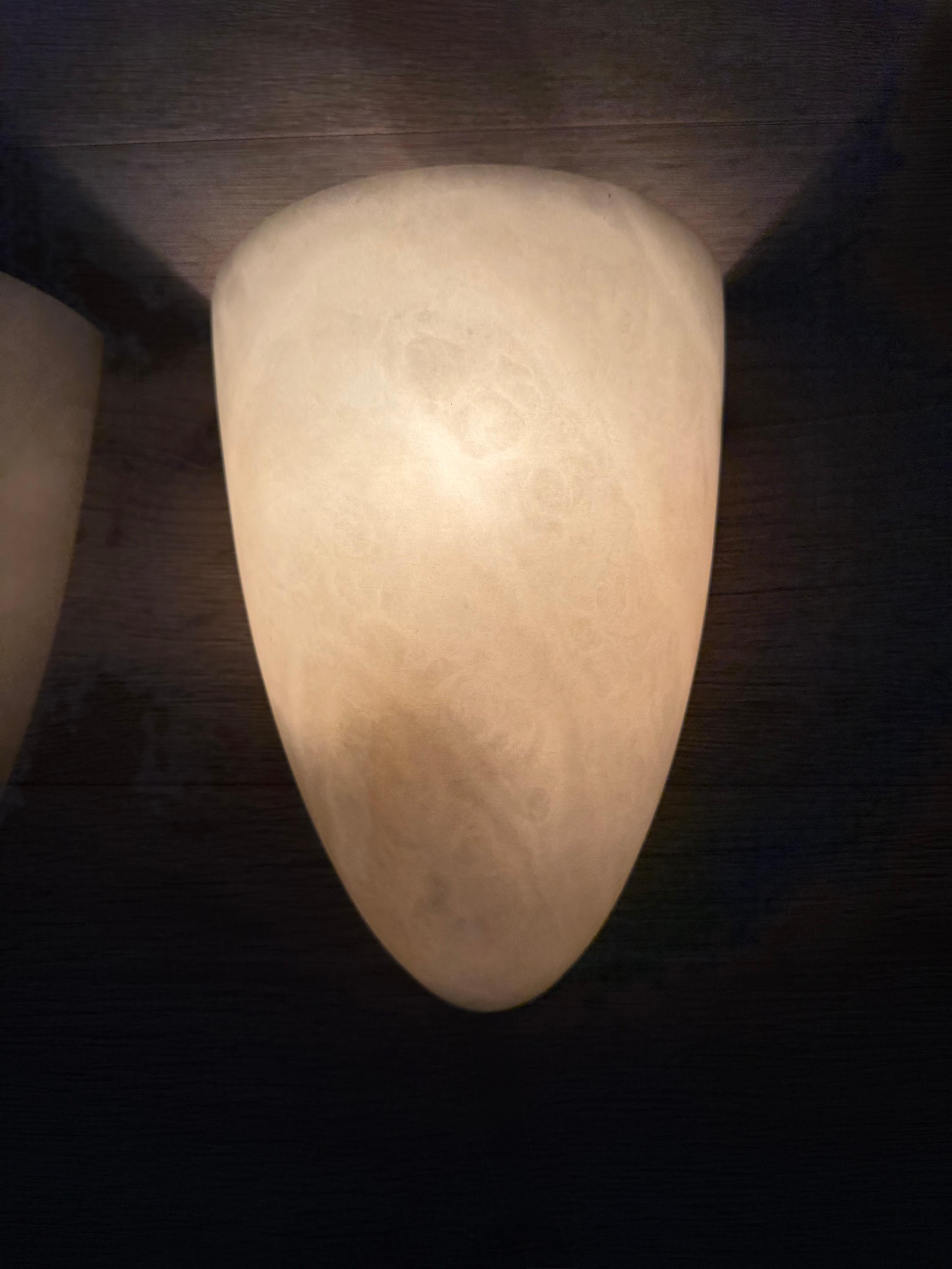 Trois appliques murales en albâtre de style Art Déco en forme de cocon d'époque moderne du milieu du siècle dernier en vente 10