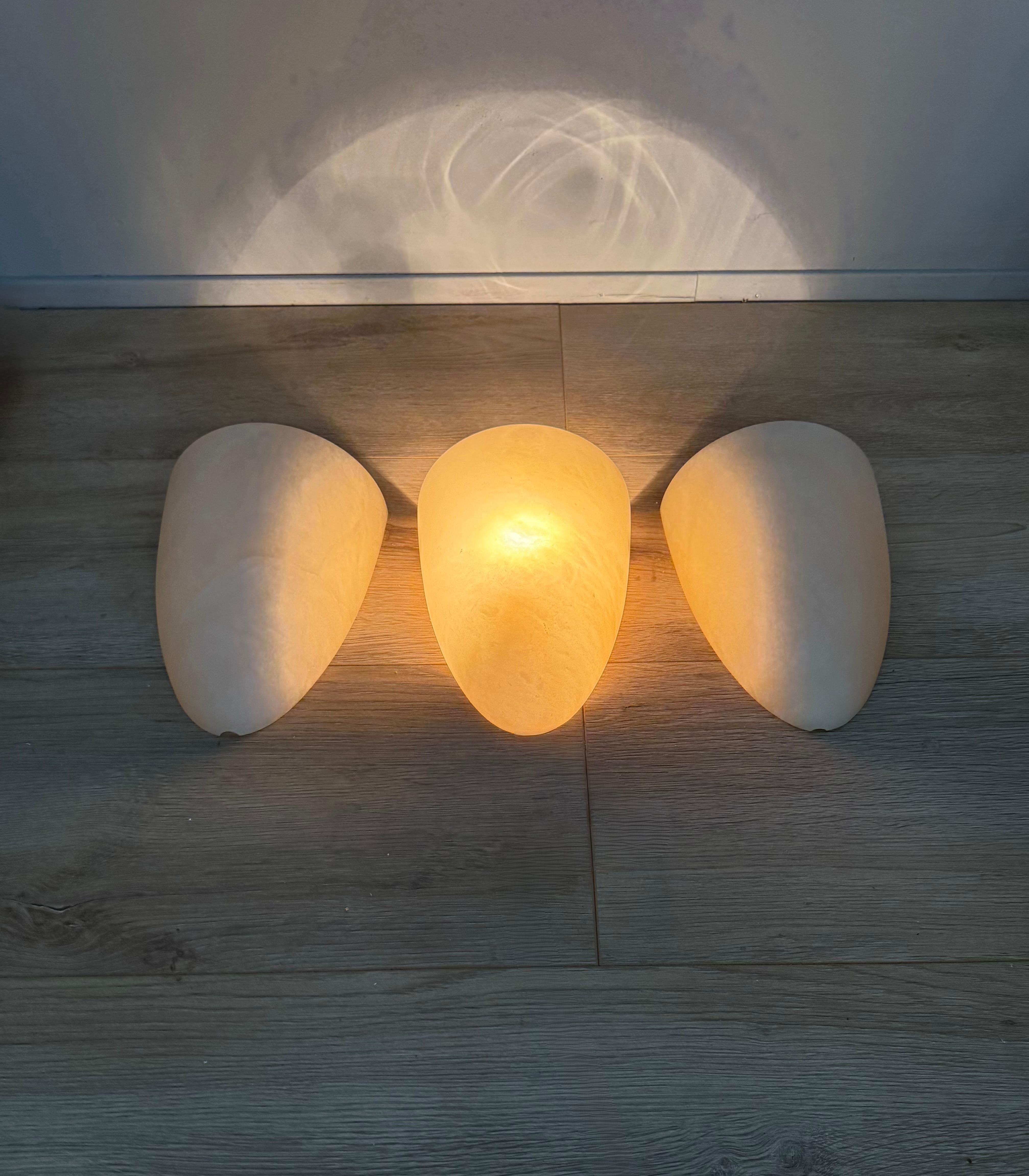 italien Trois appliques murales en albâtre de style Art Déco en forme de cocon d'époque moderne du milieu du siècle dernier en vente