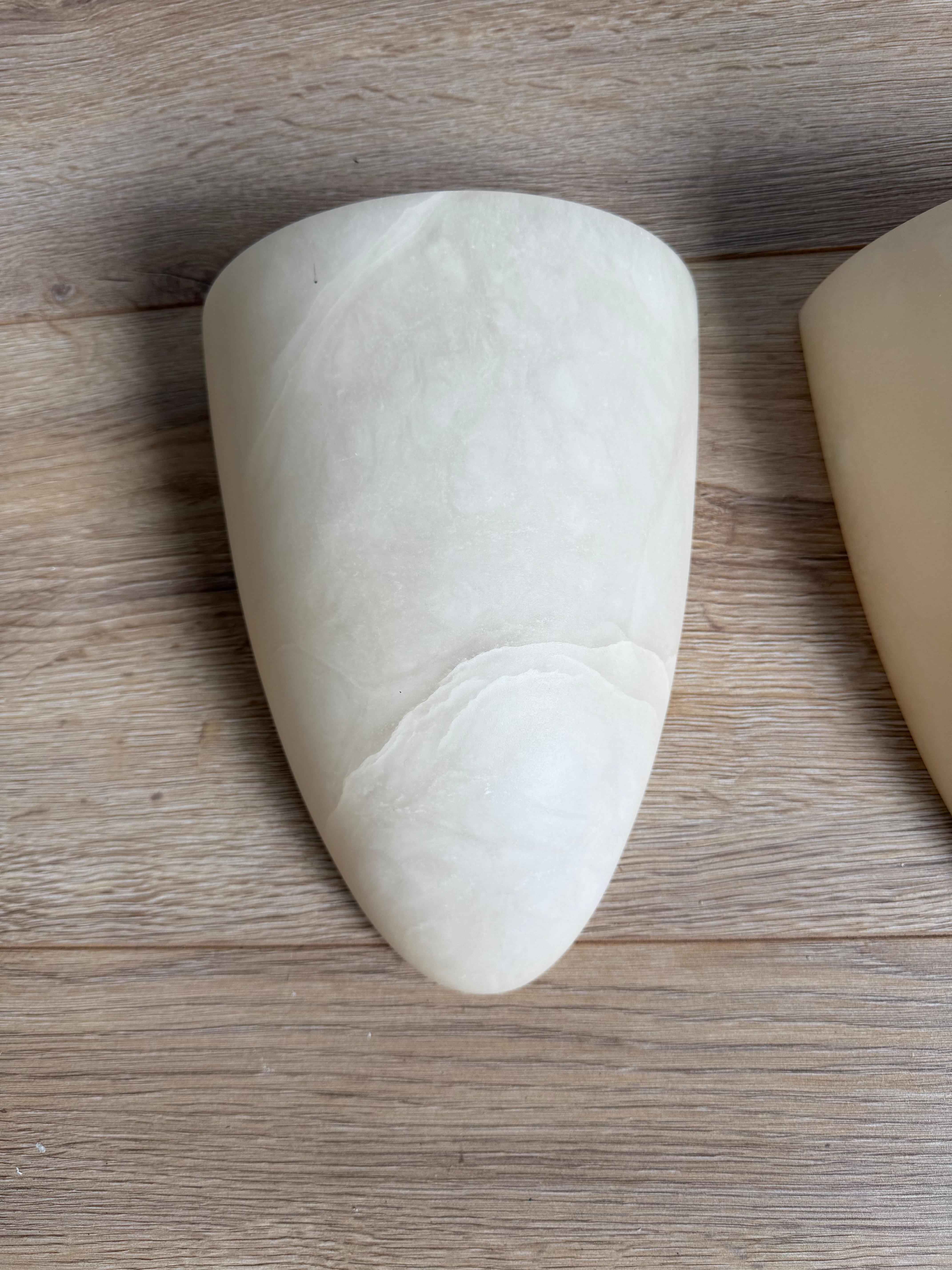 Sculpté à la main Trois appliques murales en albâtre de style Art Déco en forme de cocon d'époque moderne du milieu du siècle dernier en vente