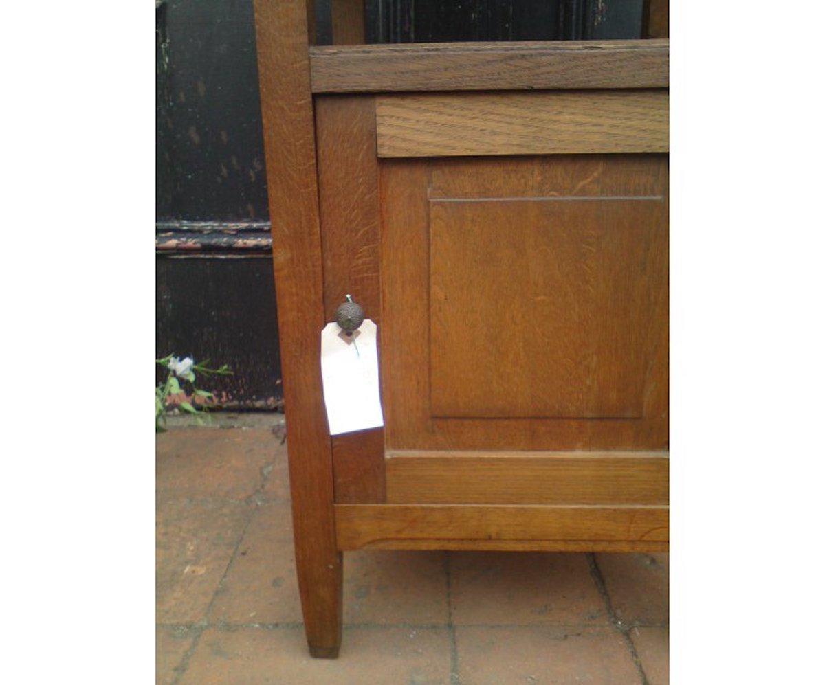 Three Arts & Crafts Oak Bedside Cabinets with Marble Tops and Extending Shelves. In Good Condition For Sale In London, GB