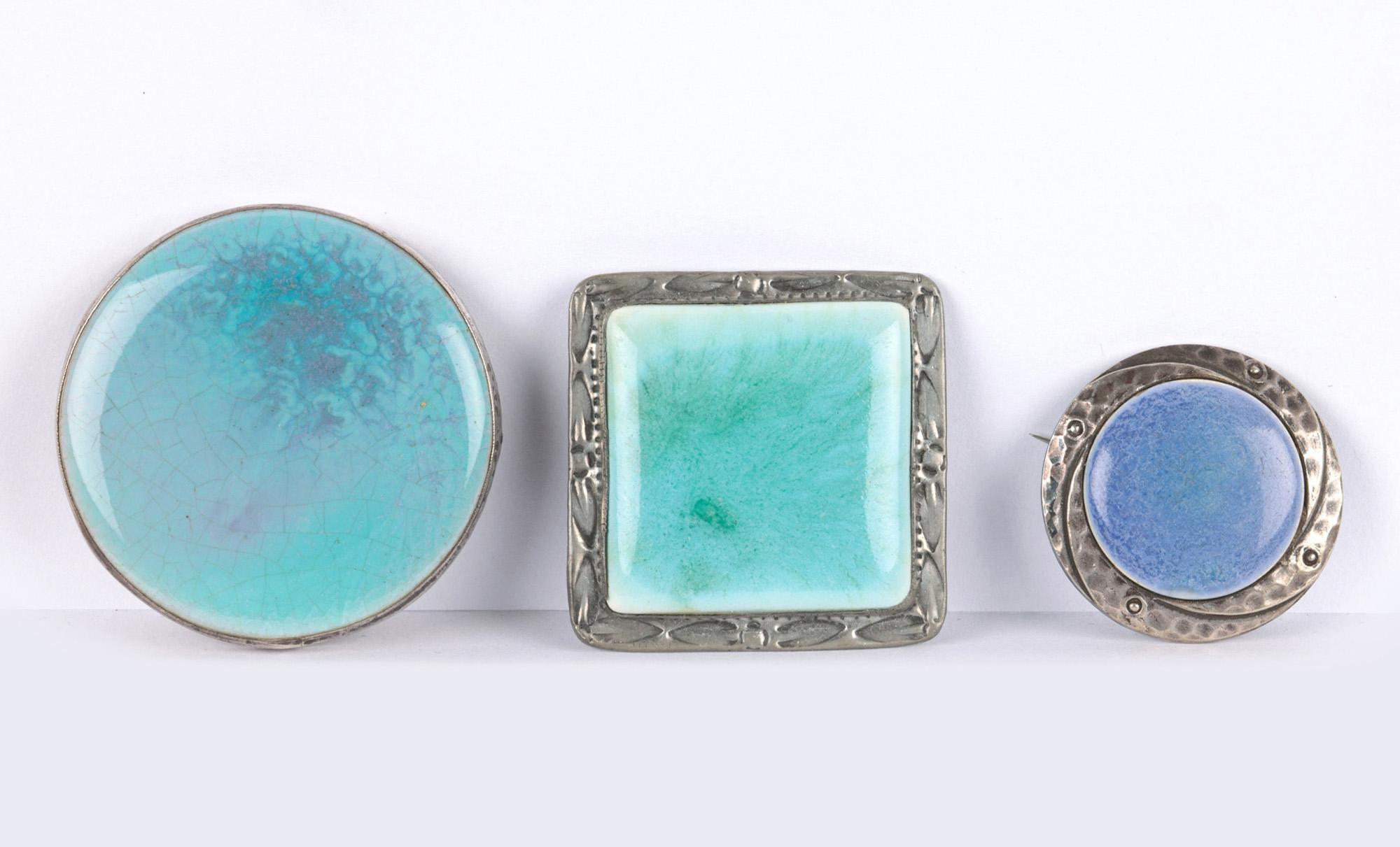 Three Arts & Crafts Ruskin Mounted Brooches In Good Condition For Sale In Bishop's Stortford, Hertfordshire