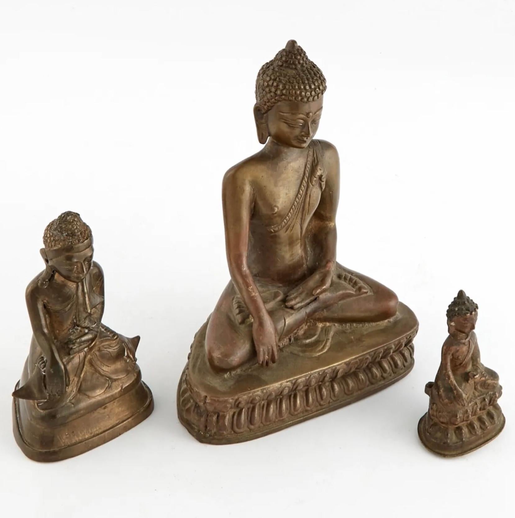 Comprising a Burmese and two Nepalese figures of the seated Buddha.

Height of tallest 7.75 x 6 x 3,75 inches.  19th century
Medium: 5 Inches.  19th century
Smallest: 3.75 Inches.  18th century

Condition: Good with wear commensurate of age.
