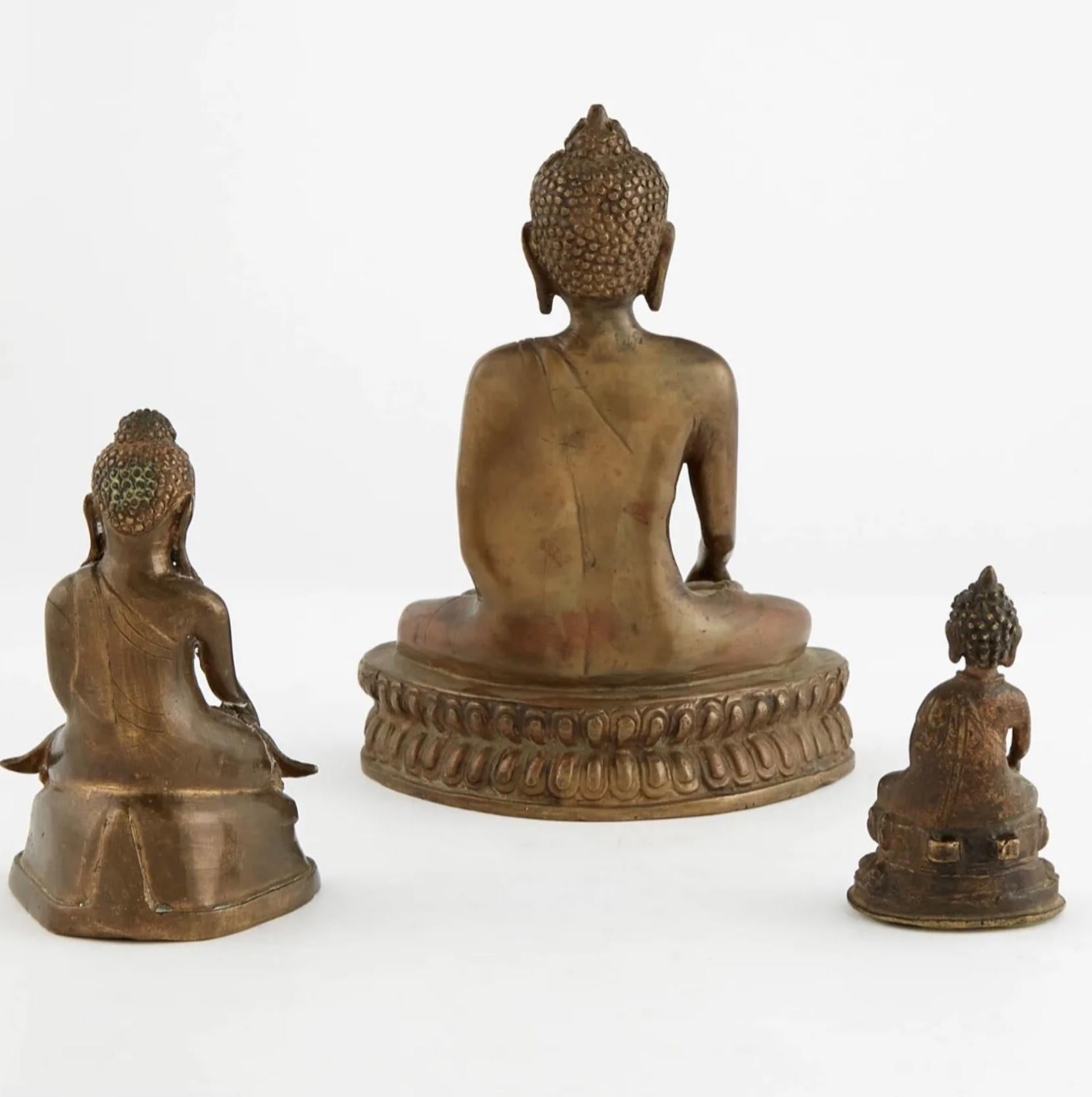 Trois figures de Bouddha en bronze moulé asiatique 18e-19e siècle État moyen - En vente à Dallas, TX