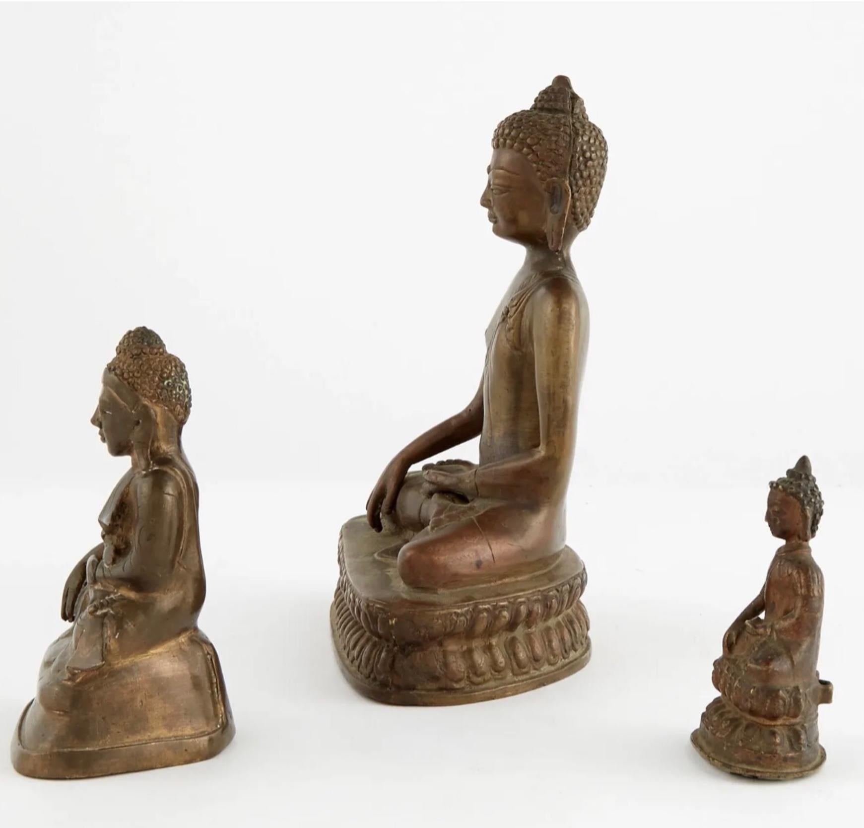 XIXe siècle Trois figures de Bouddha en bronze moulé asiatique 18e-19e siècle en vente