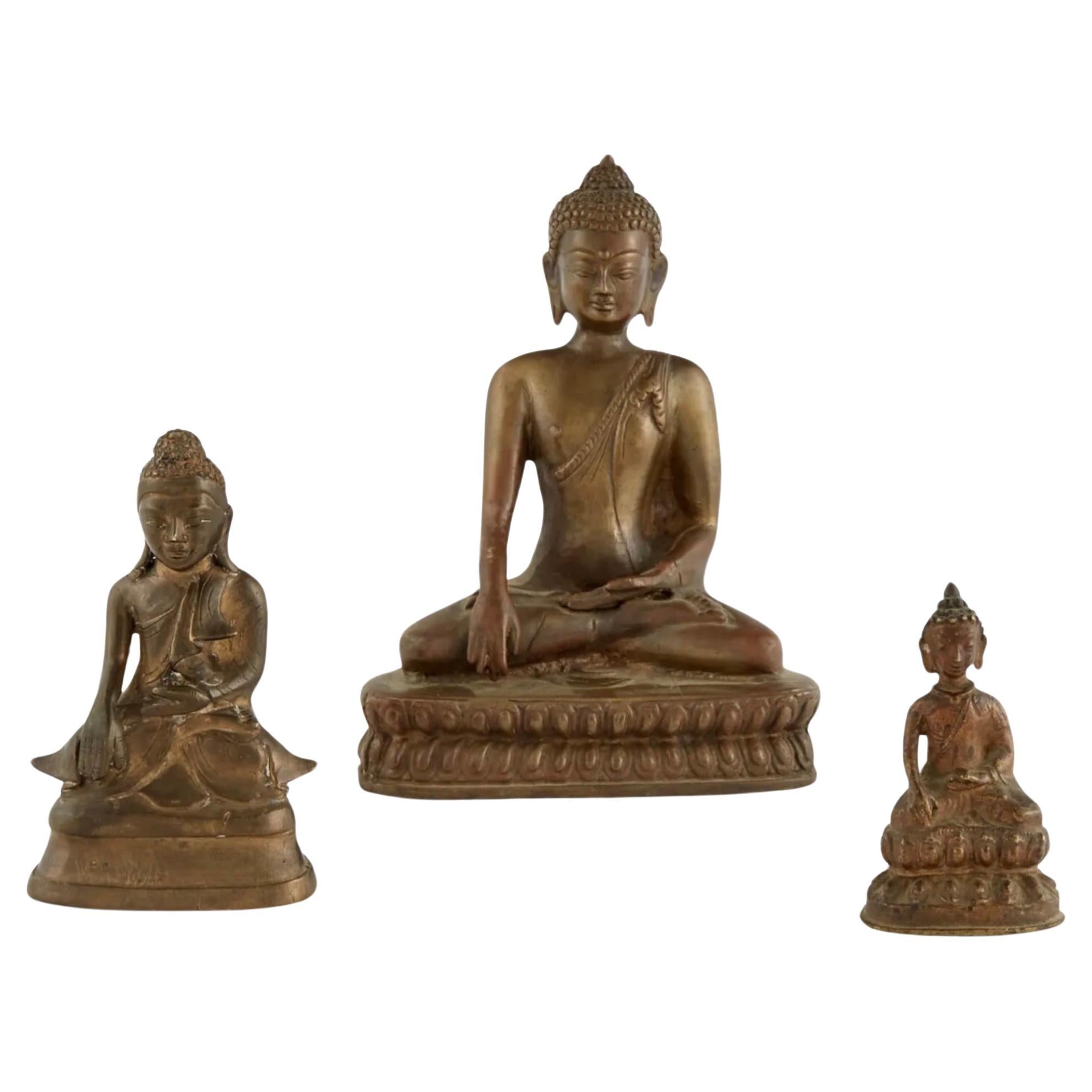 Trois figures de Bouddha en bronze moulé asiatique 18e-19e siècle en vente