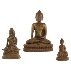 Trois figures de Bouddha en bronze moulé asiatique 18e-19e siècle