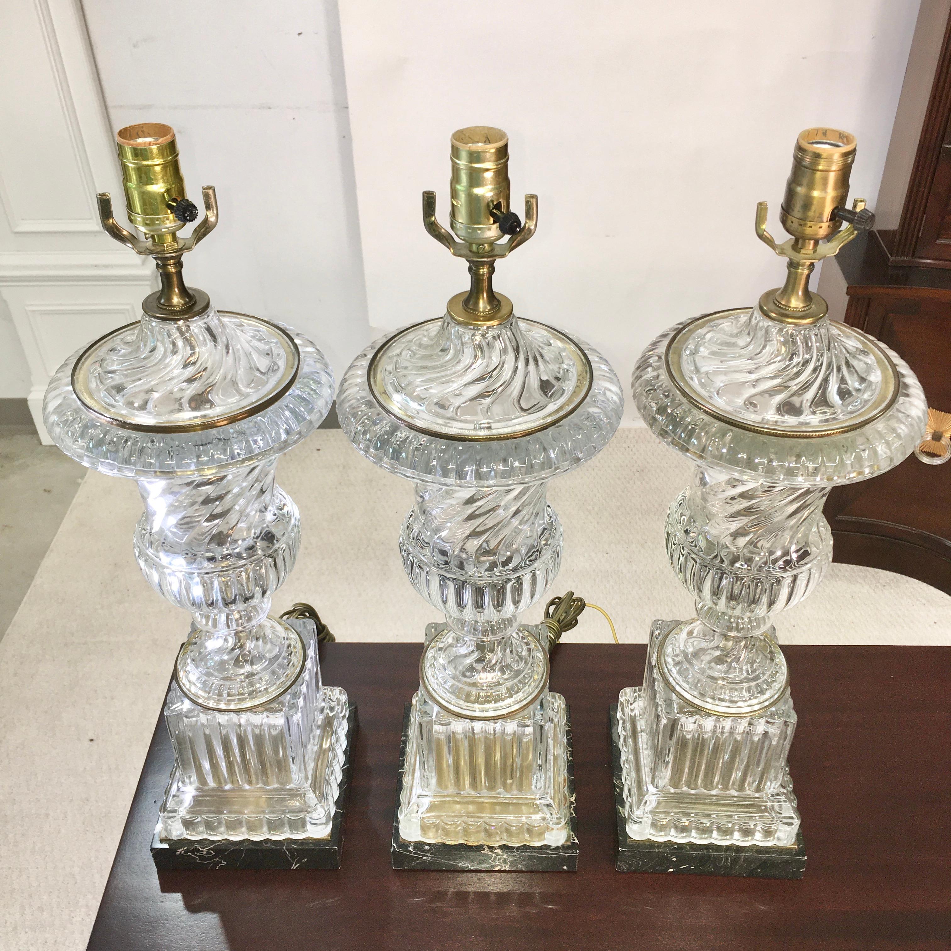 3 Vasen-Lampen aus wirbeltem Kristall im Baccarat-Stil von Paul Hanson (Hollywood Regency) im Angebot
