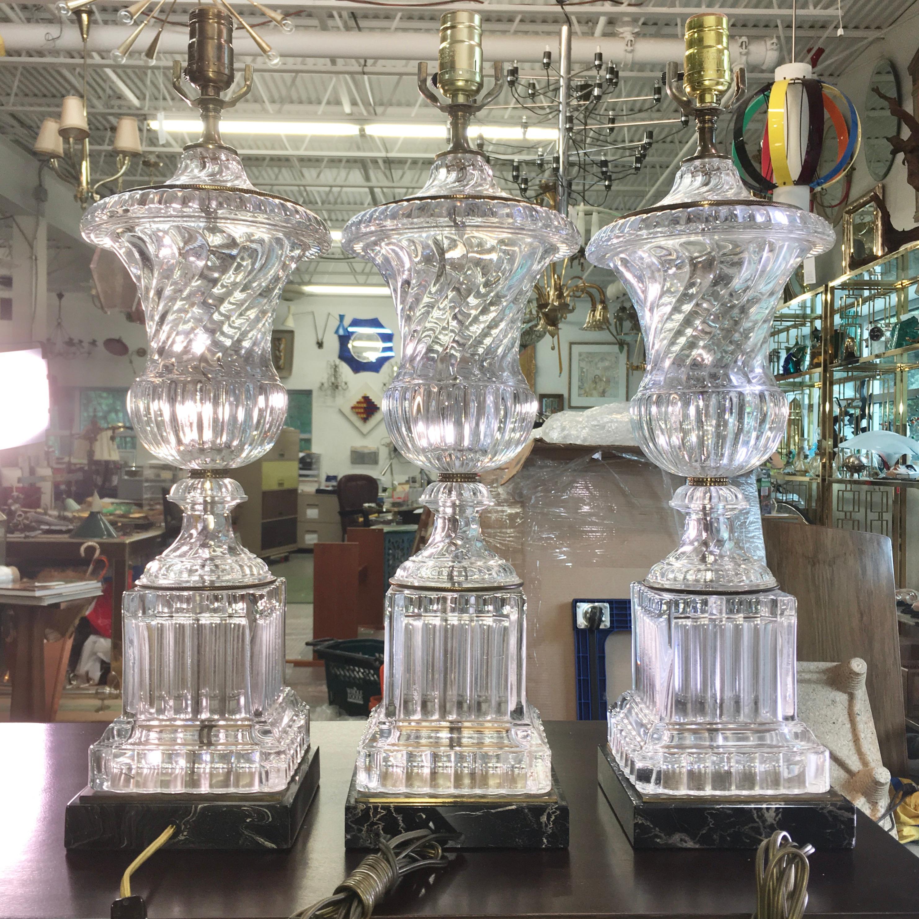 3 Vasen-Lampen aus wirbeltem Kristall im Baccarat-Stil von Paul Hanson (amerikanisch) im Angebot