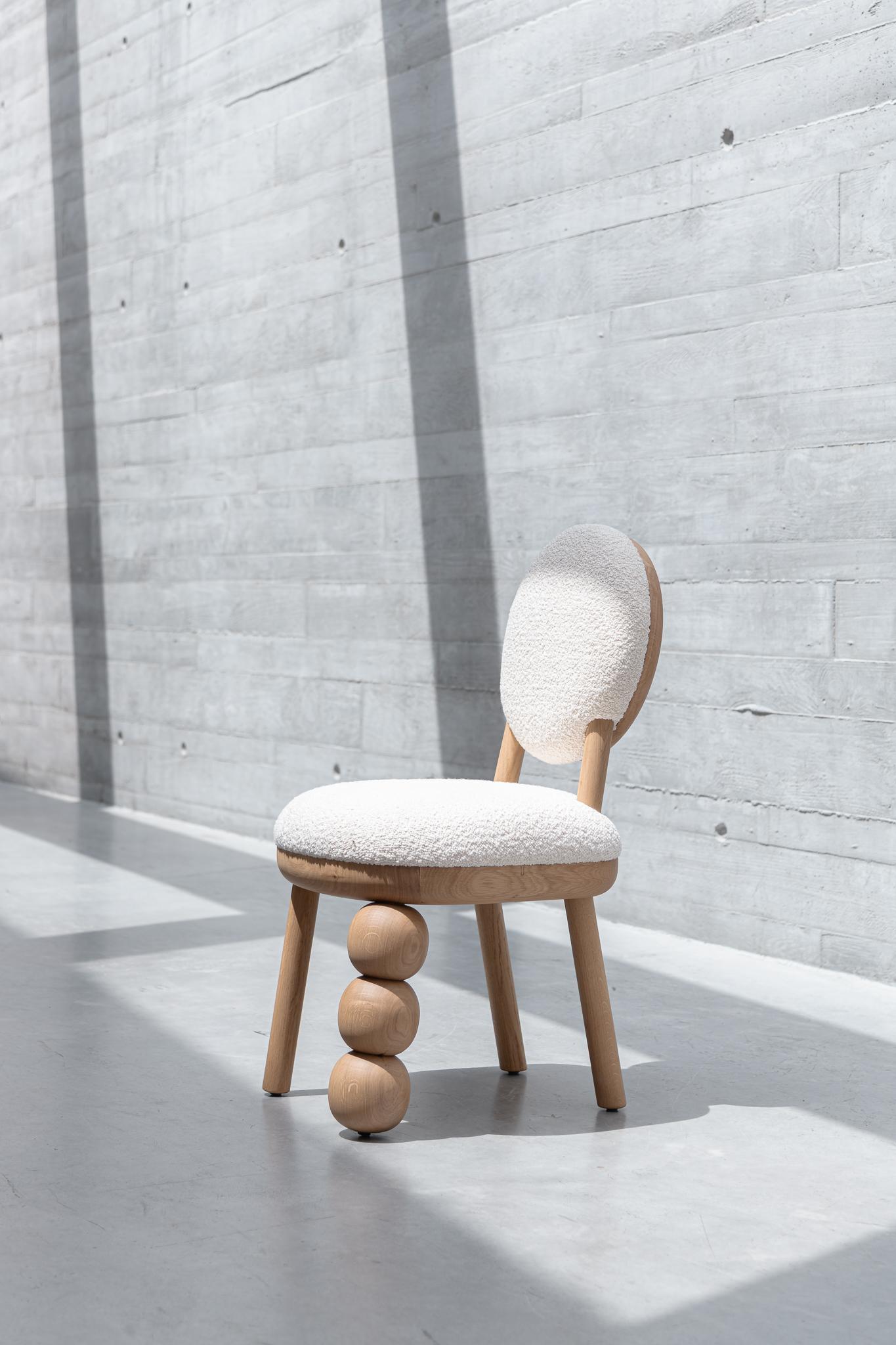 Silla de comedor con tres patas de bola Por Joana Teixeira en venta 6