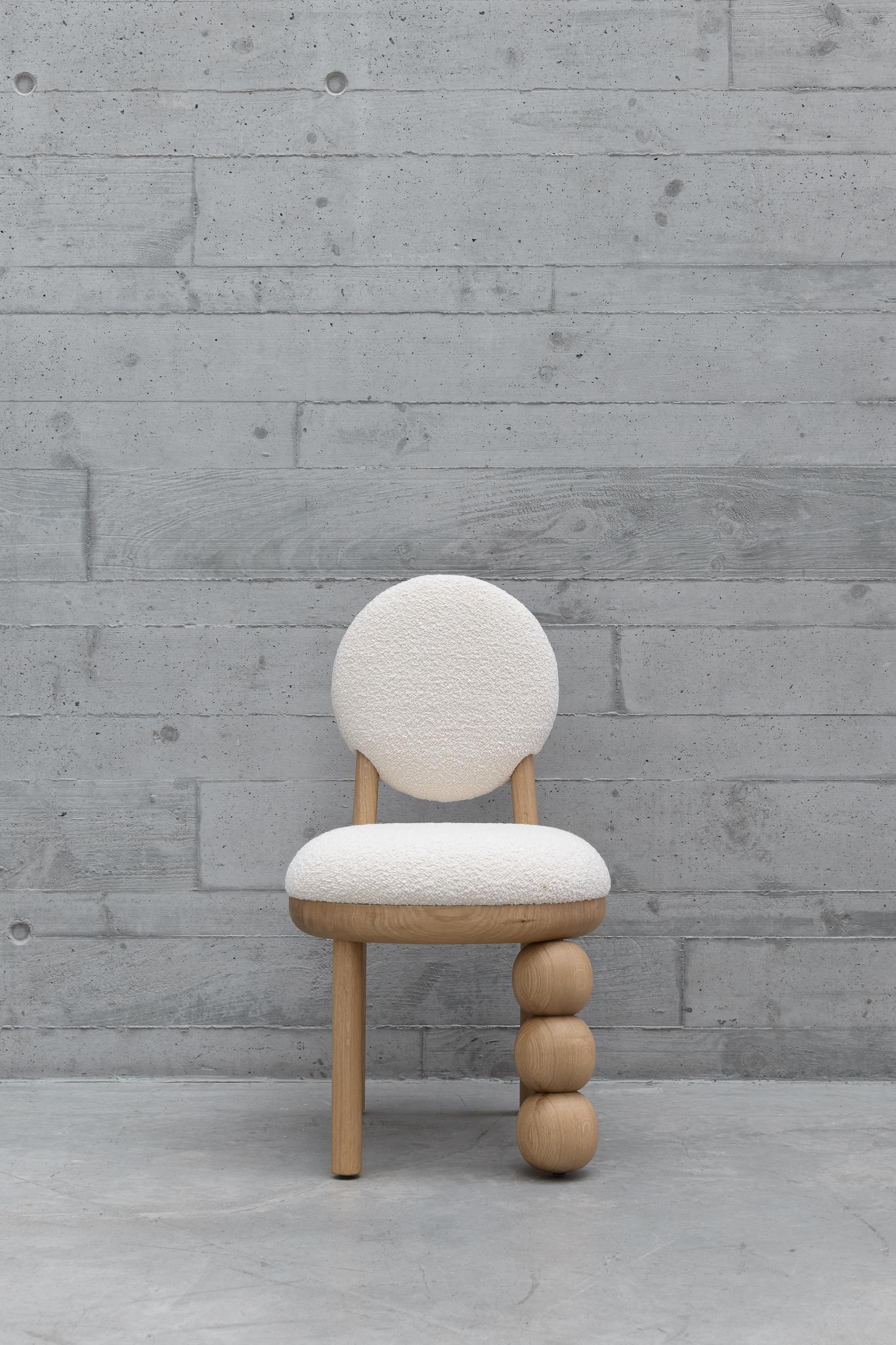 Silla de comedor con tres patas de bola Por Joana Teixeira Moderno en venta