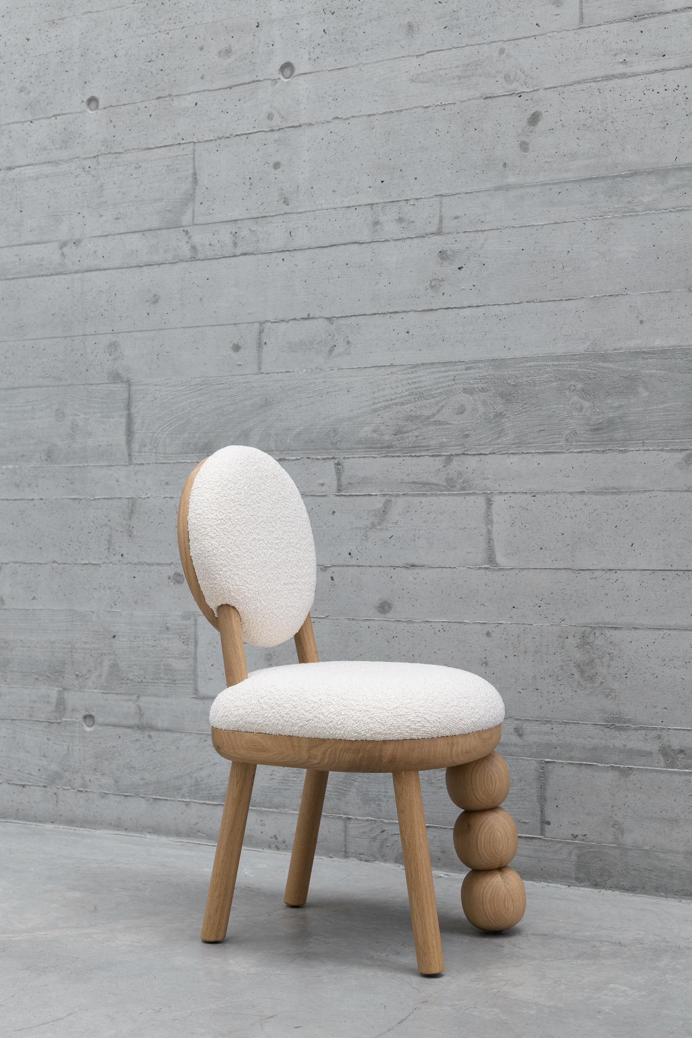 Silla de comedor con tres patas de bola Por Joana Teixeira Portugués en venta