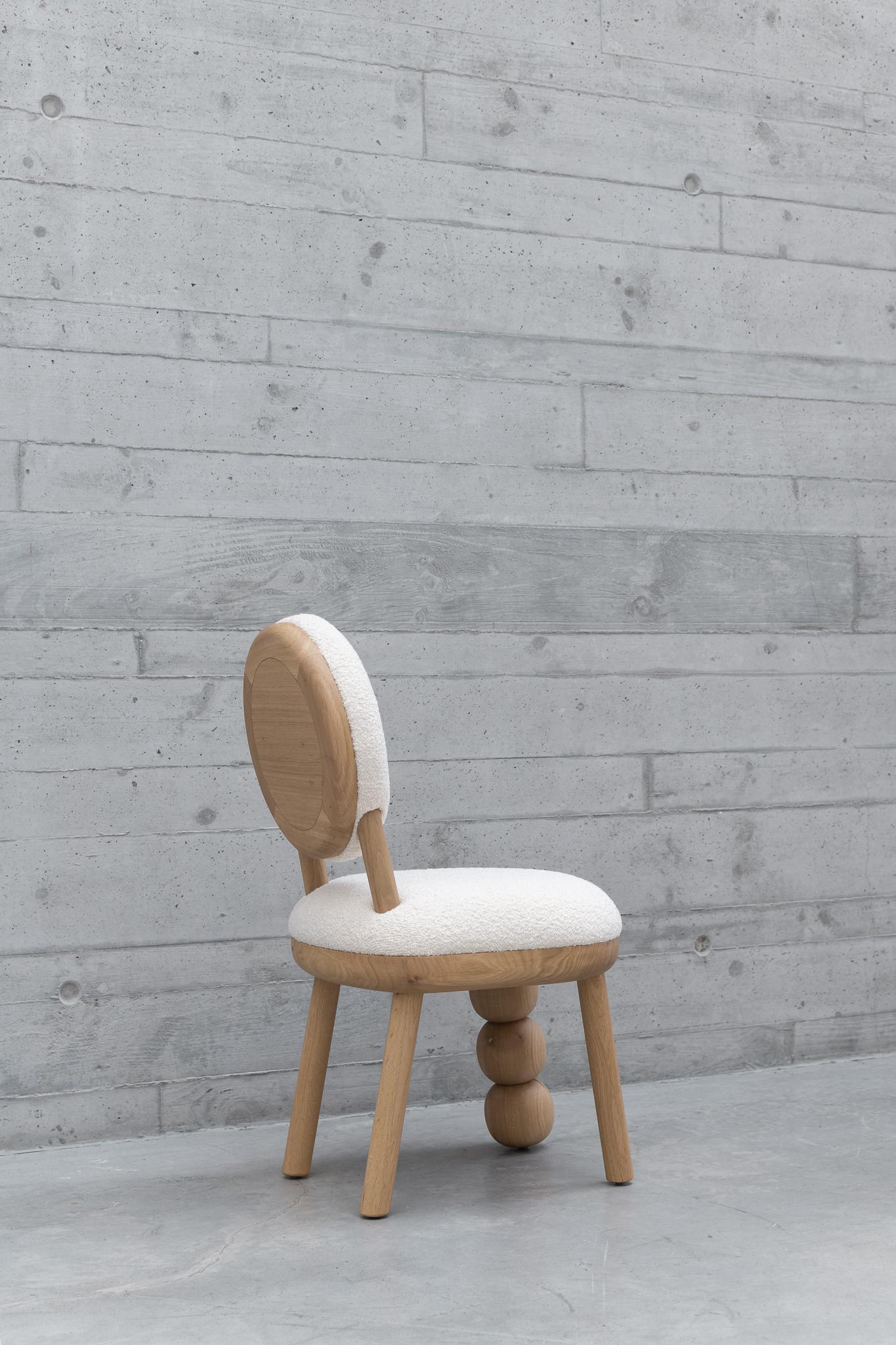 Silla de comedor con tres patas de bola Por Joana Teixeira Hecho a mano en venta
