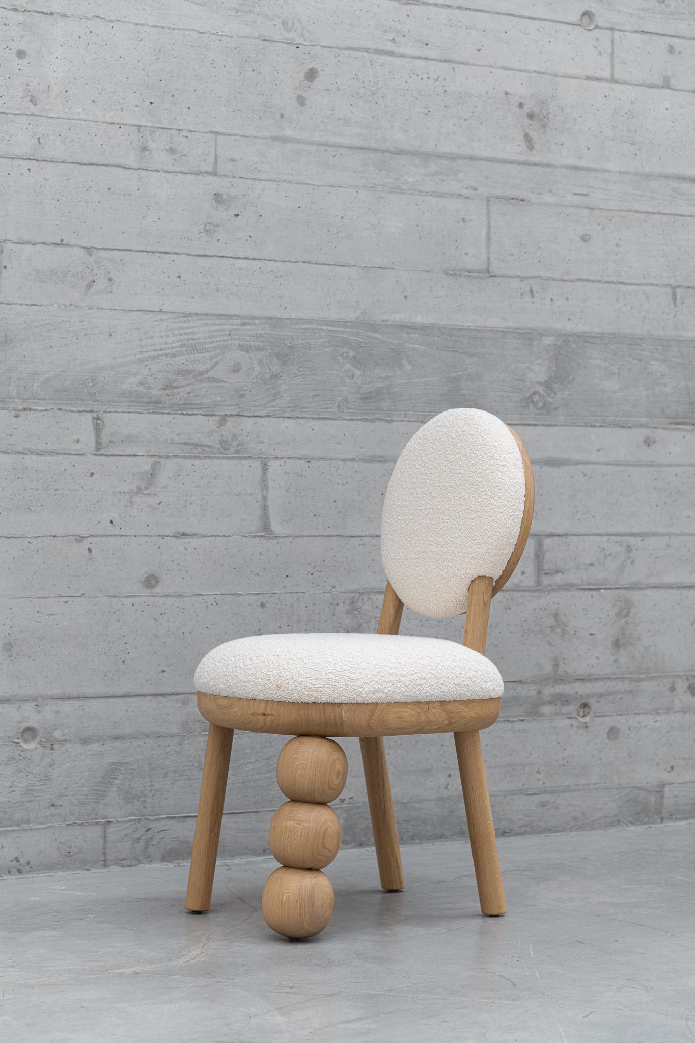 Silla de comedor con tres patas de bola Por Joana Teixeira en Nuevo estado para la venta en Toronto, CA