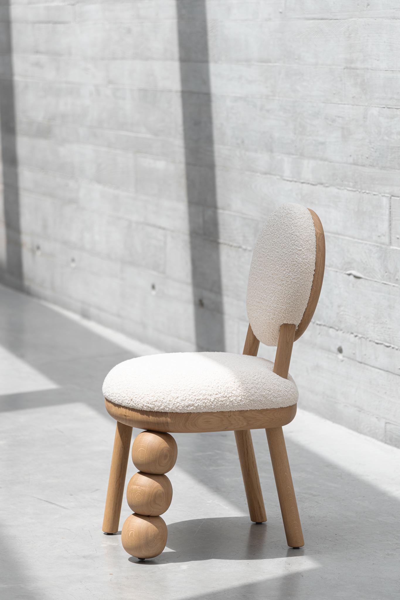 Silla de comedor con tres patas de bola Por Joana Teixeira en venta 1