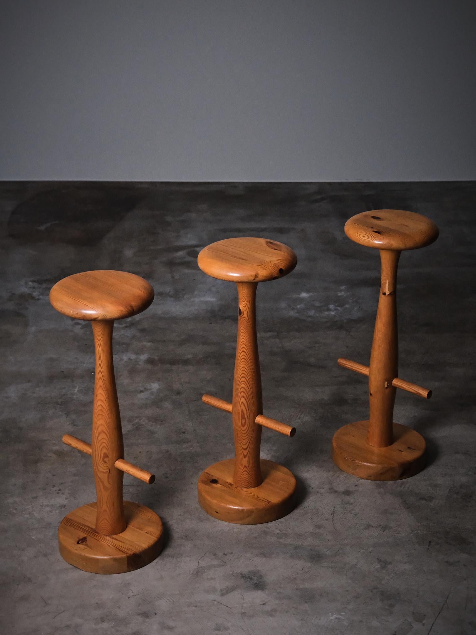 Great set of pine bar stools made by Asko, Finland, during the second half of the 20th century. 

Made in solid pine in the style of Rainer Daumiller.