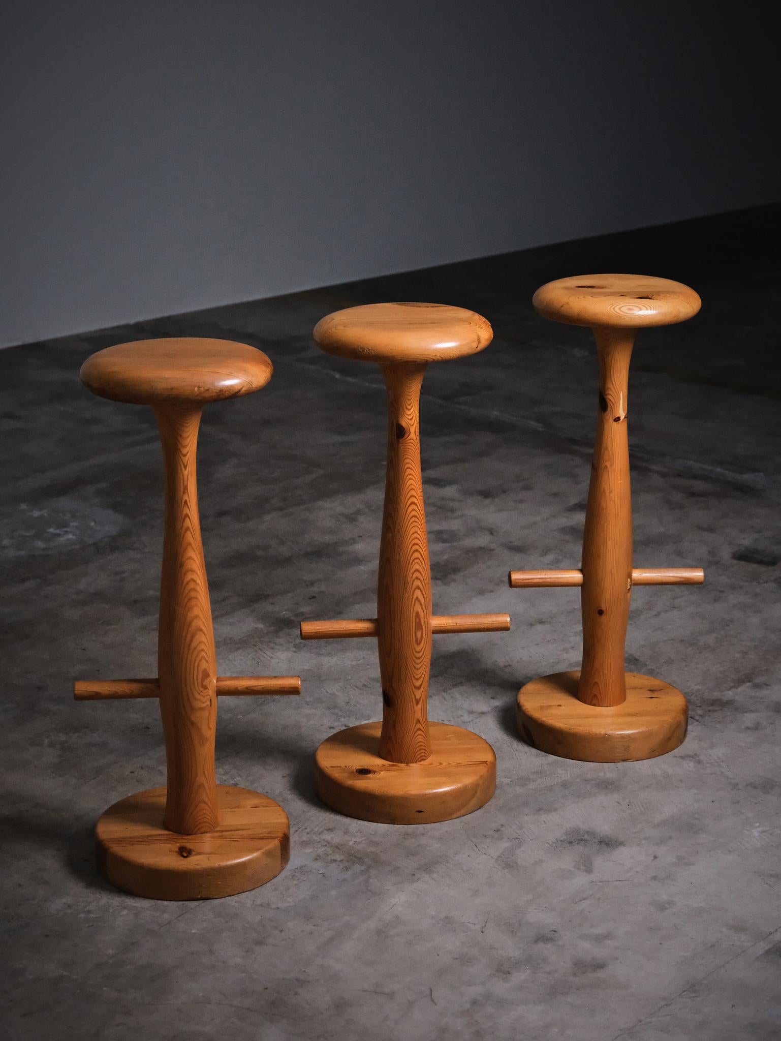 Scandinavian Modern Three bar stools in pine made by Asko, Finland, 1970s For Sale