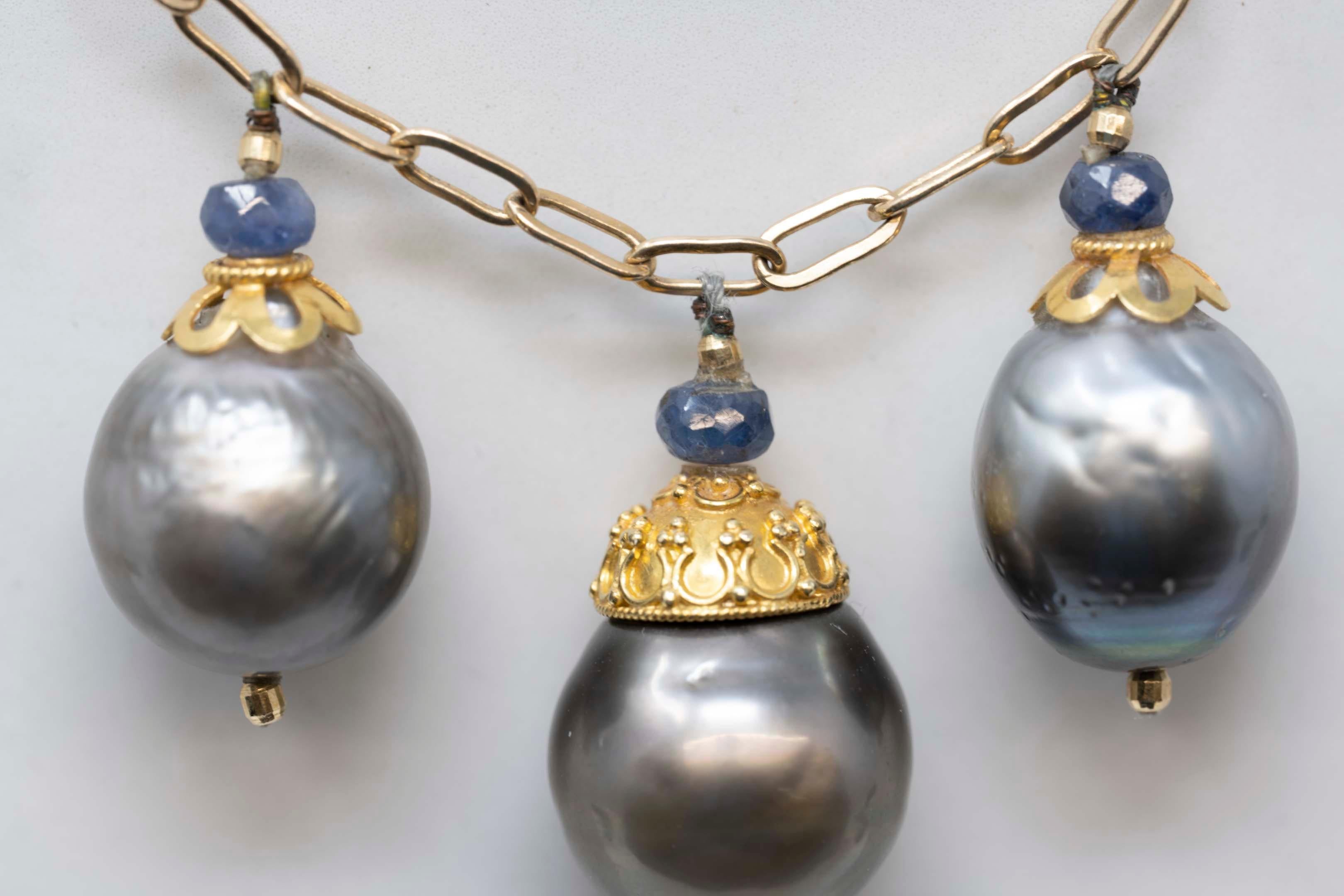 Three Baroque Cultured Tahiti Pearls & 14k Gold Necklace In Excellent Condition For Sale In Montreal, QC
