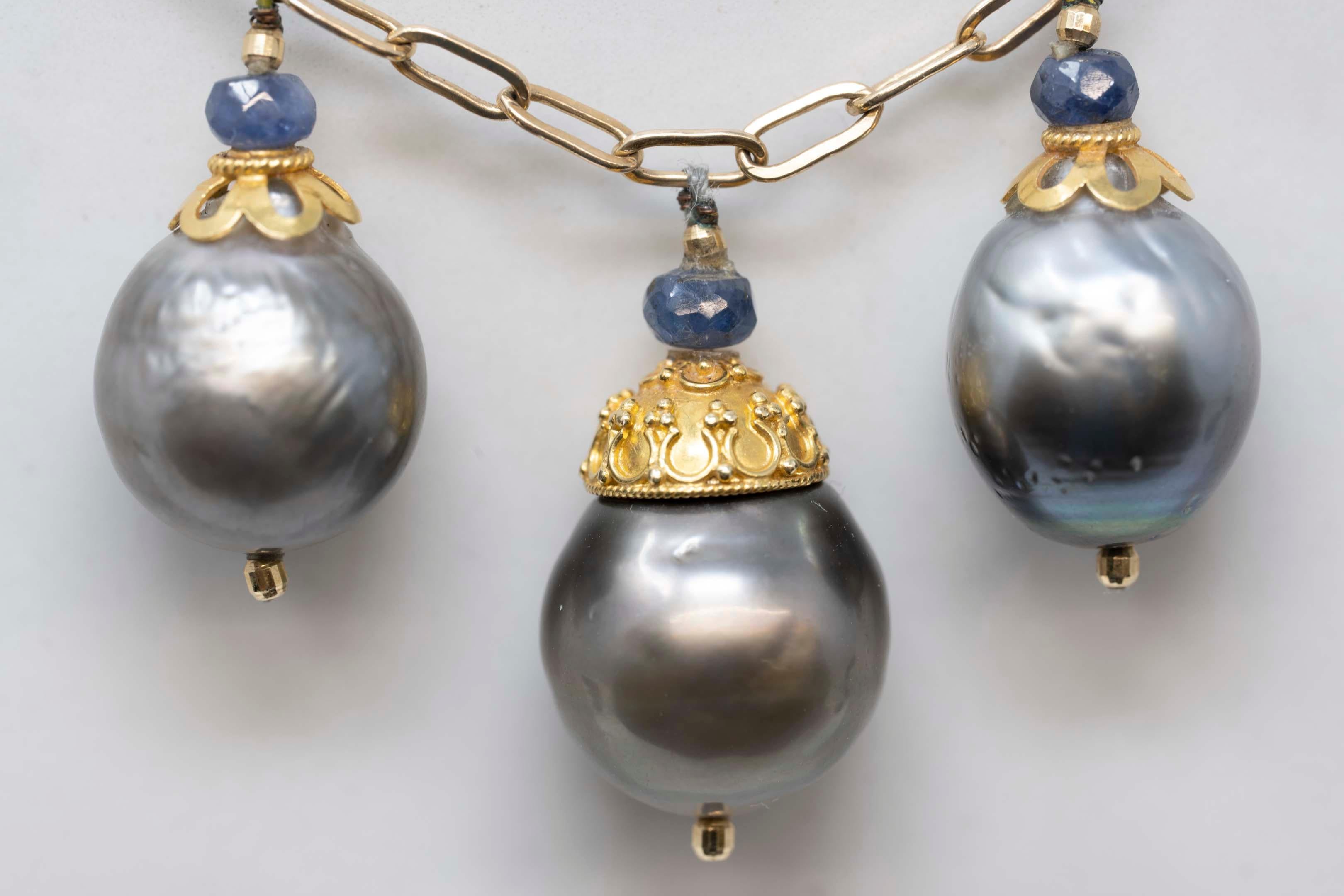 Trois perles de culture baroques de Tahiti et collier en or 14 carats Pour femmes en vente