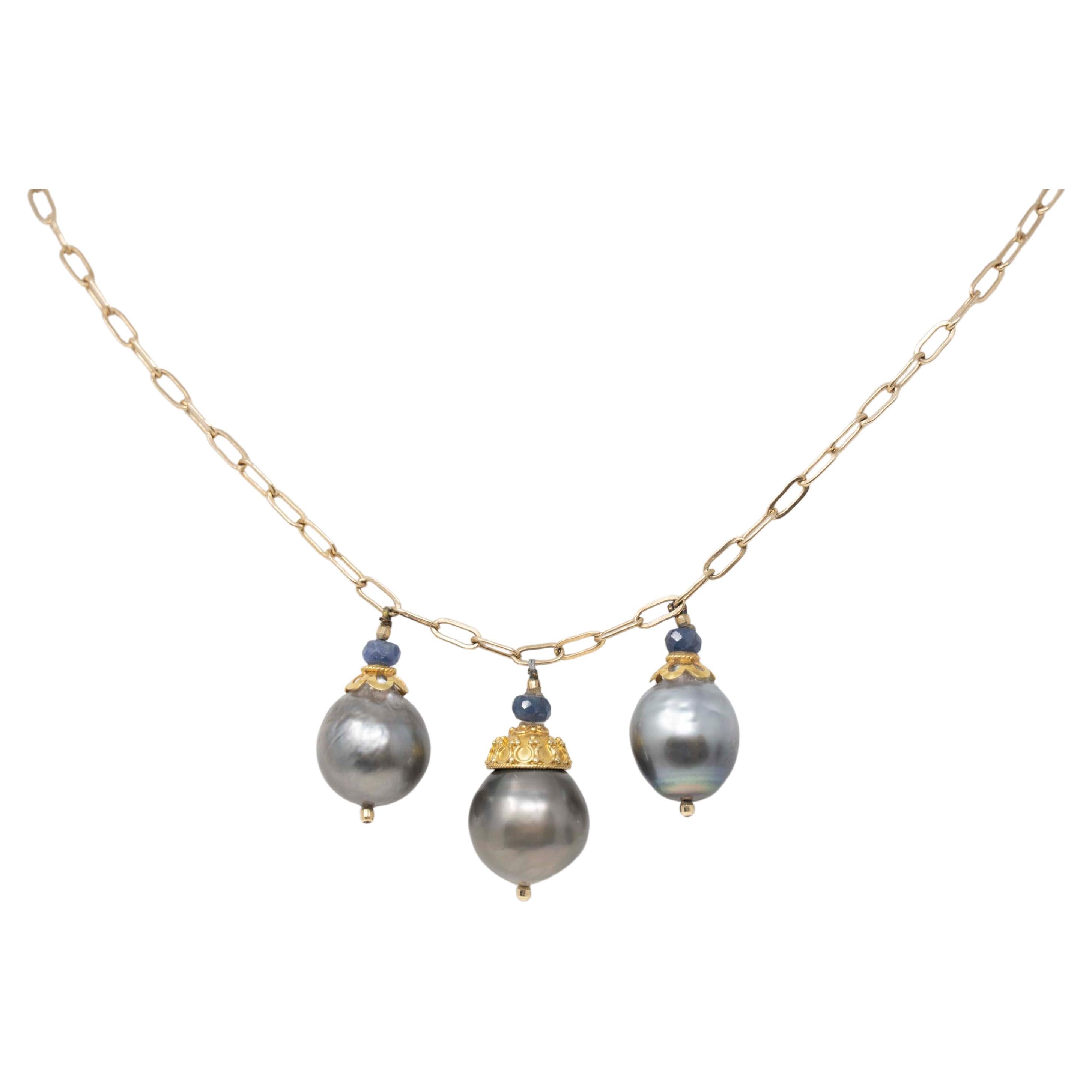 Trois perles de culture baroques de Tahiti et collier en or 14 carats