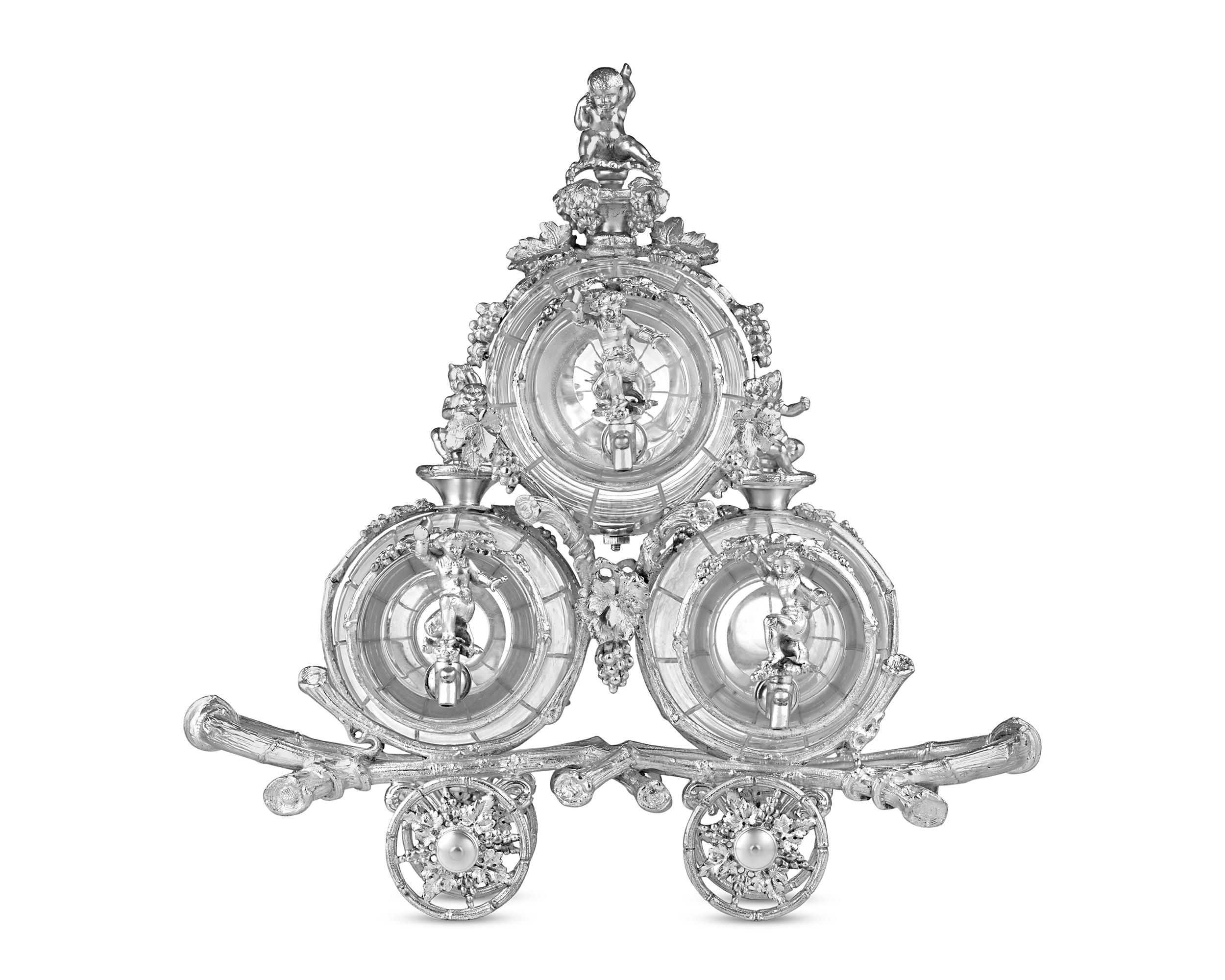 Dieser charmante englische Tantalus aus Kristall und Silberblech aus dem 19. Jahrhundert hat die Form von drei Fässern auf einem Wagen. Historisch gesehen bestand der Zweck des Tantalus darin, die Lieblingsgetränke vor ungewolltem Verzehr zu