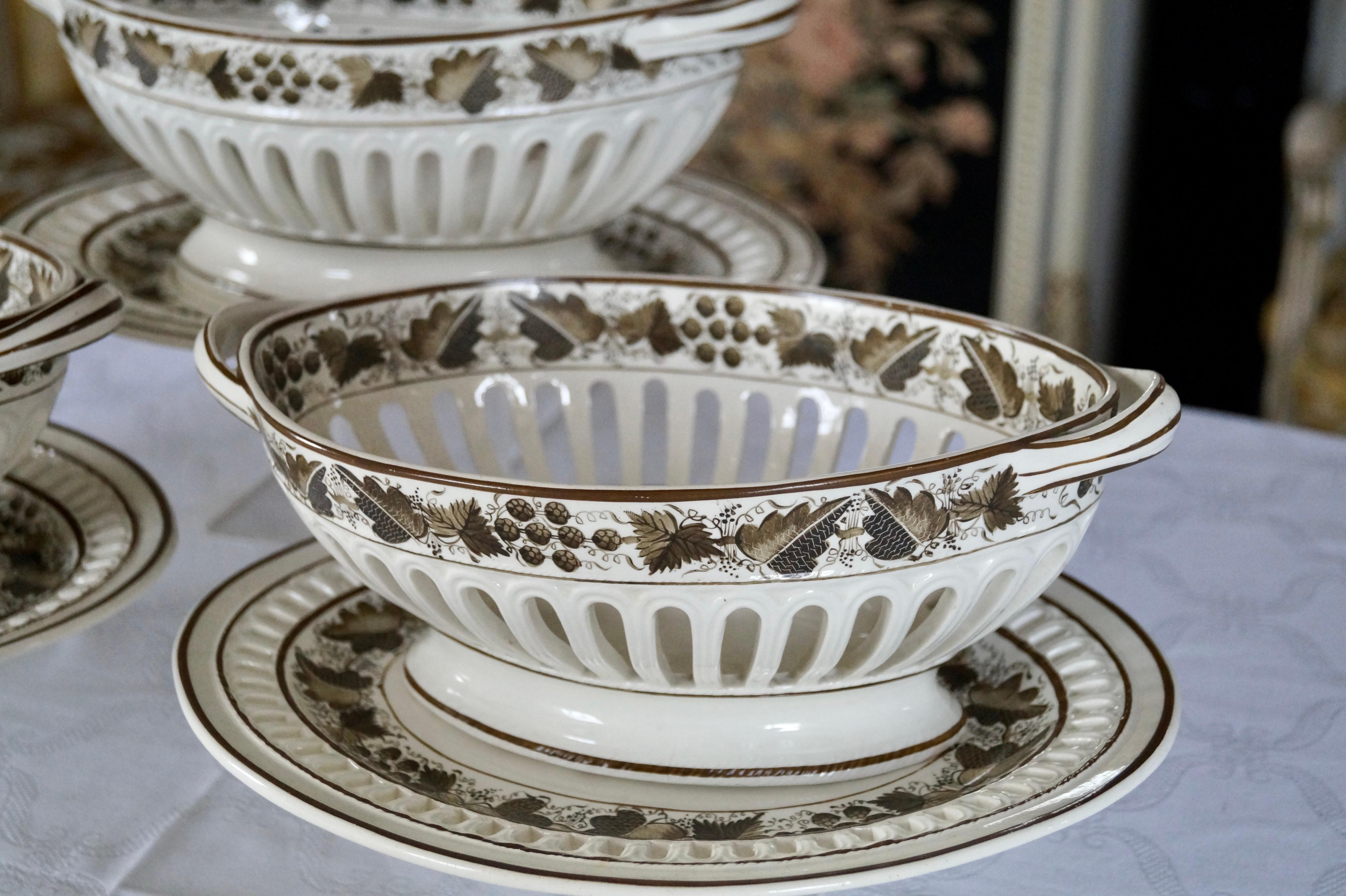 Three Beautiful Rare Antique Copeland Spode Creamware Baskets with Underplate ca 1800
 
Set of 3 antique Copeland Spode Creamware oval baskets with underplate from ca.1800  The border outside and inside are Handpainted decorated with oak leaves and