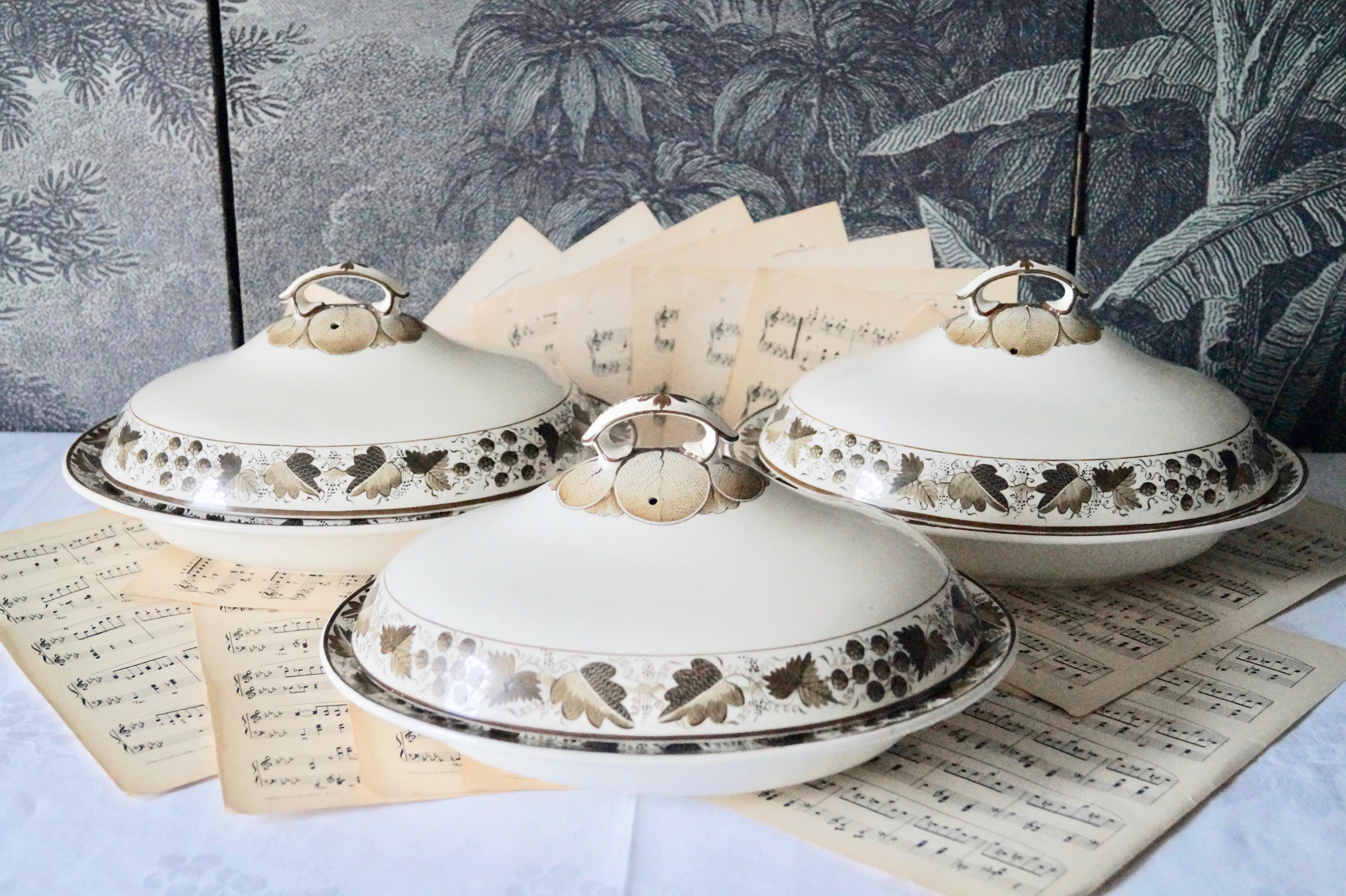 Et of 3 antique Copeland Spode Creamware oval vegetable tureens with lid from ca.1800-

The border outside and inside are Handpainted decorated with oak leaves and walnut, chestnuts decoration in the color brown. The pattern number is 2580

Very