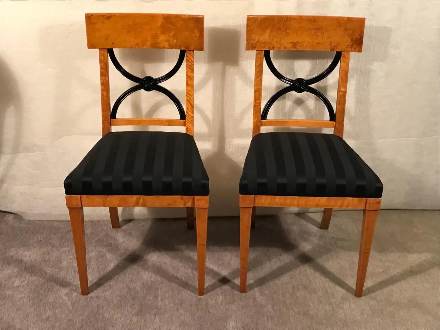 Sillas Biedermeier Individuales - Circa 1825, Chapa de Abedul con Respaldo Ebonizado

Añade una elegancia atemporal a tu espacio con estas sillas Biedermeier, que datan aproximadamente de 1825. Cada silla presenta una impresionante chapa de abedul y