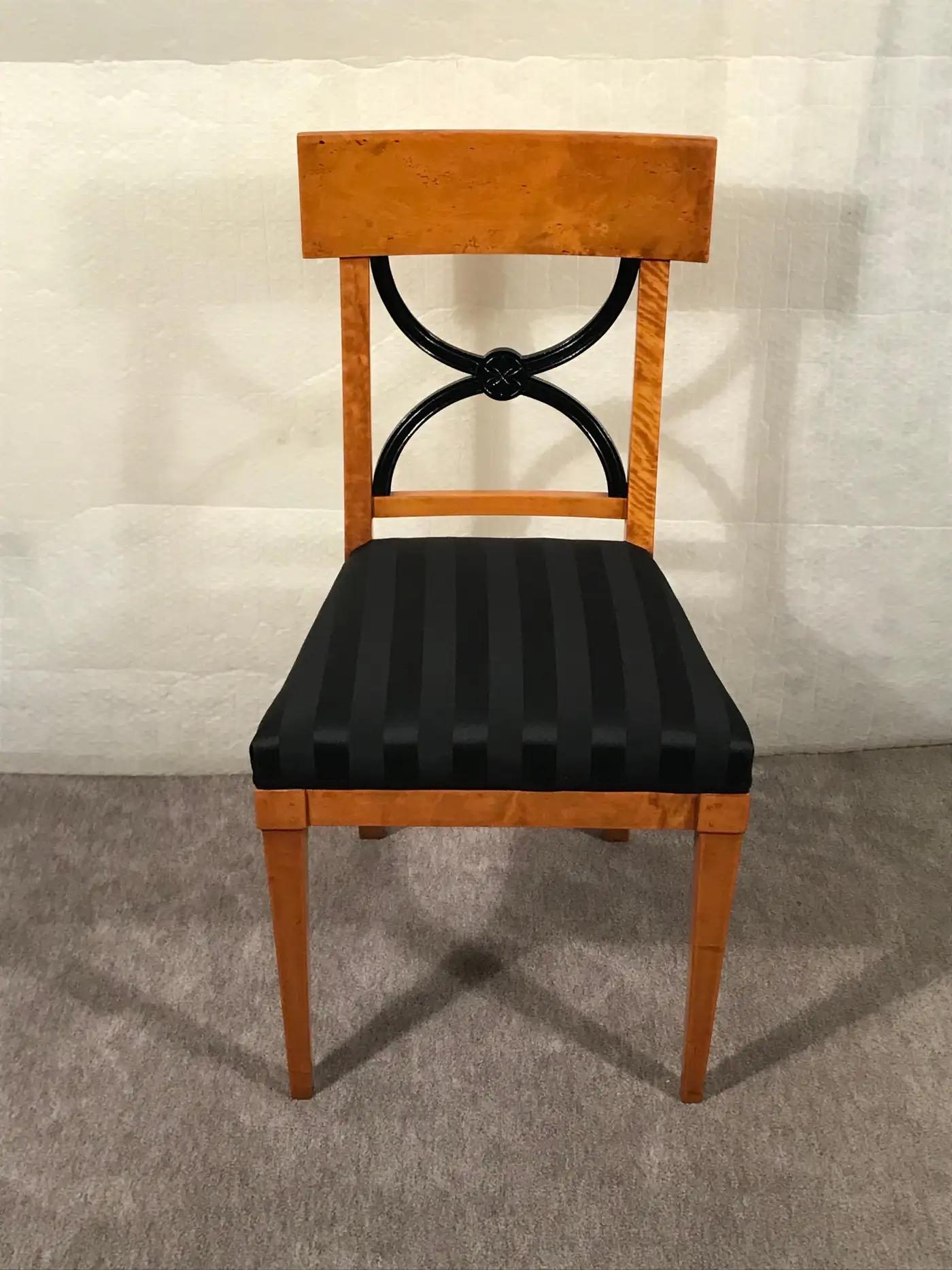 Tres sillas Biedermeier, 1820-30, chapado de madera de abedul Alemán en venta