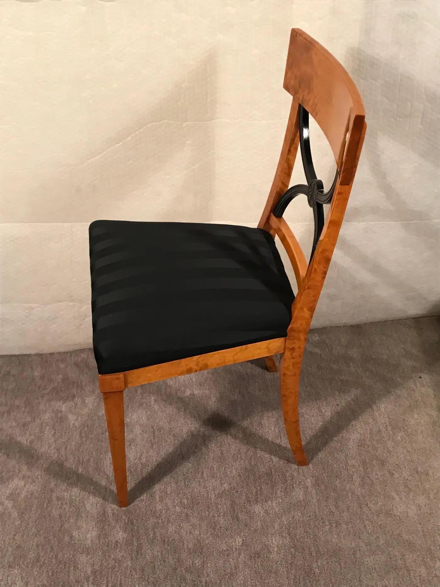 Tres sillas Biedermeier, 1820-30, chapado de madera de abedul Abedul en venta